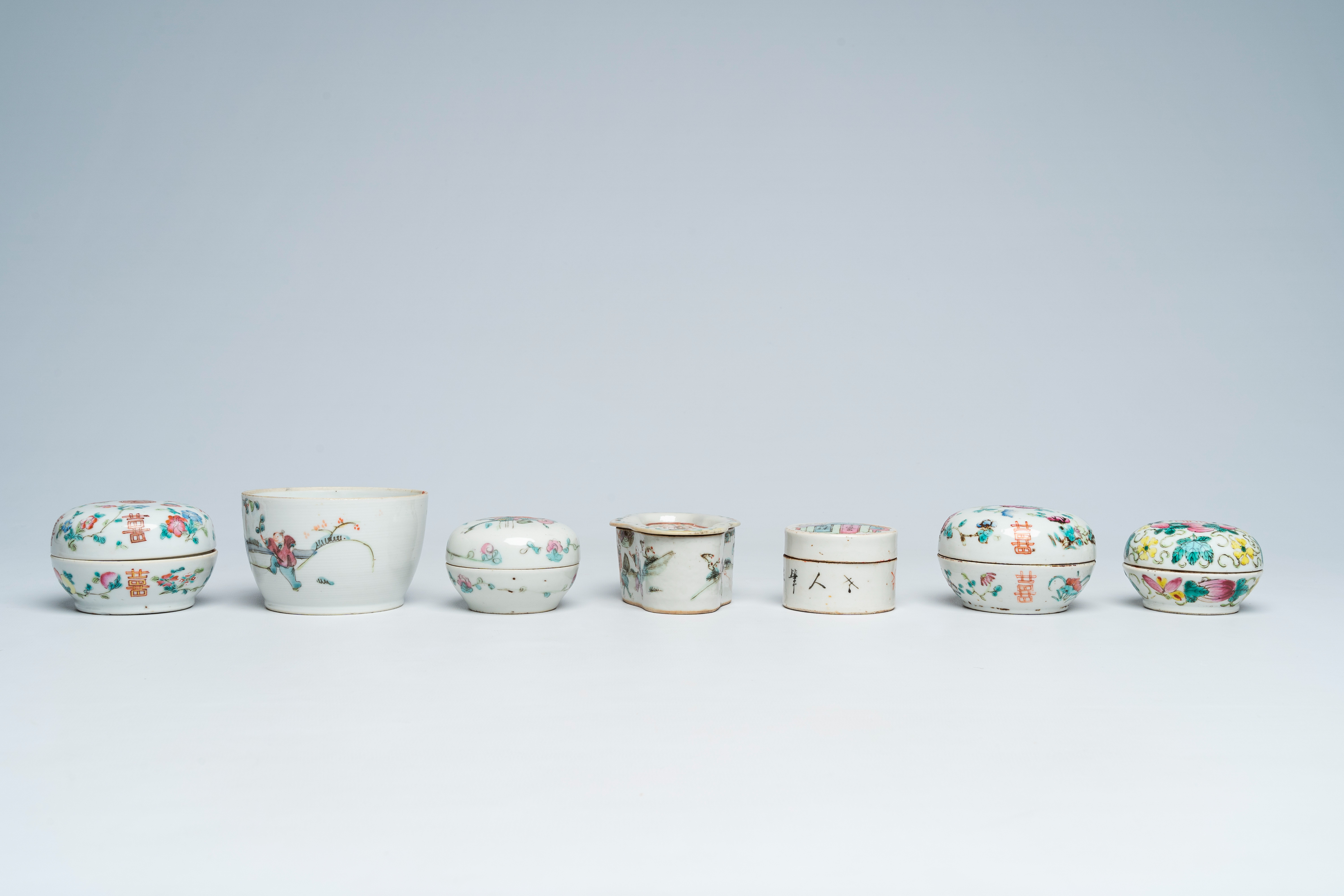 A varied collection of Chinese famille rose and qianjiang cai porcelain, 19th/20th C. - Image 8 of 15