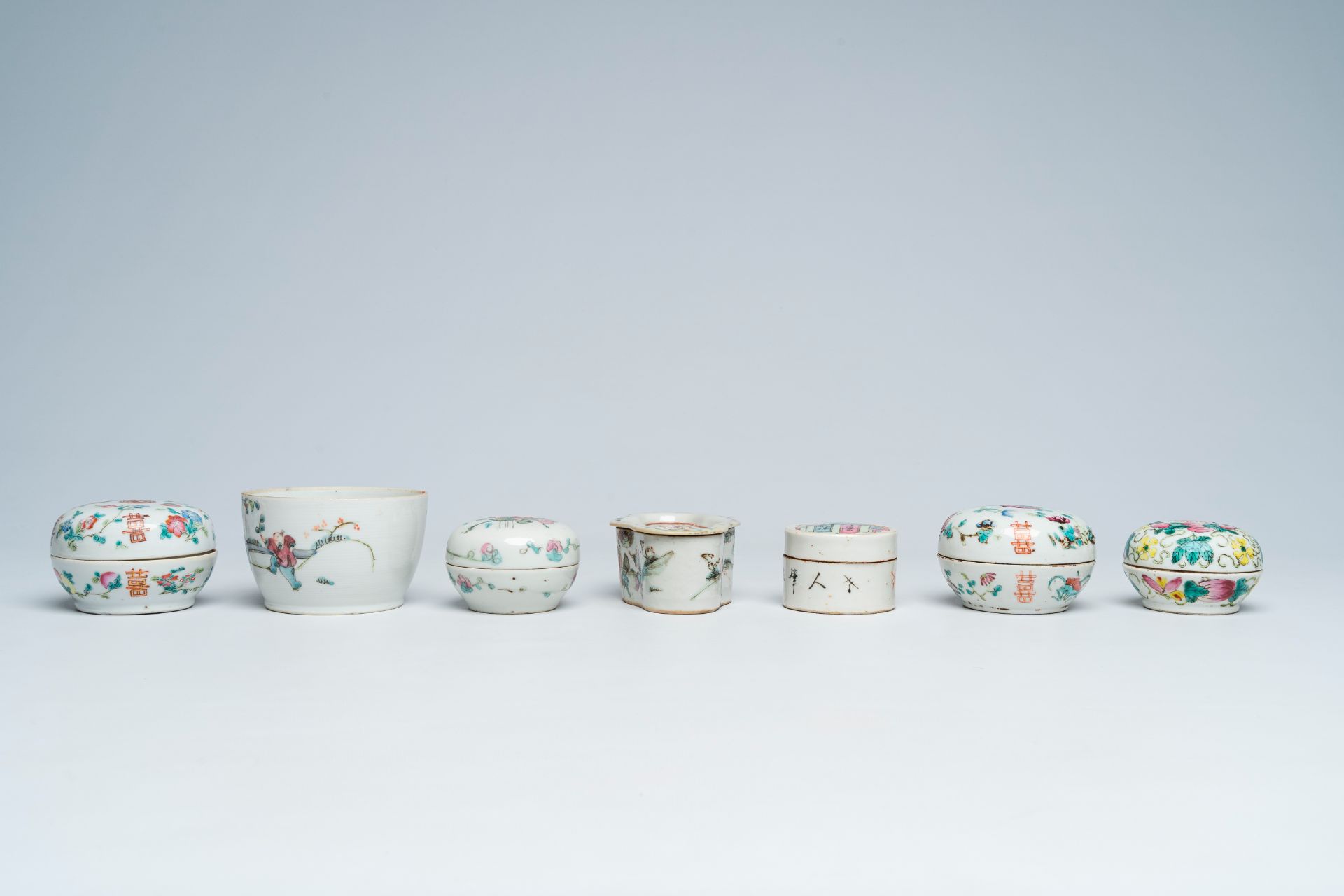 A varied collection of Chinese famille rose and qianjiang cai porcelain, 19th/20th C. - Image 8 of 15