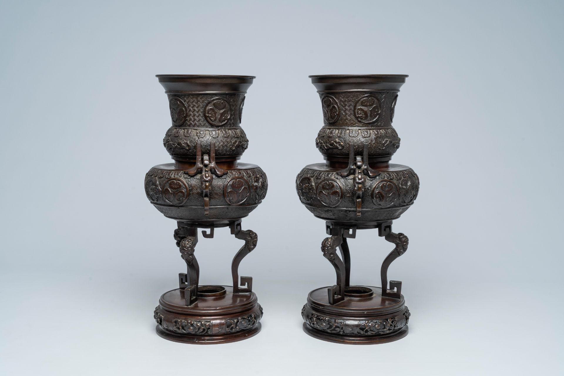 A pair of Japanese bronze vases with Tokugawa medallions in relief, Meiji, 19th C. - Image 5 of 7