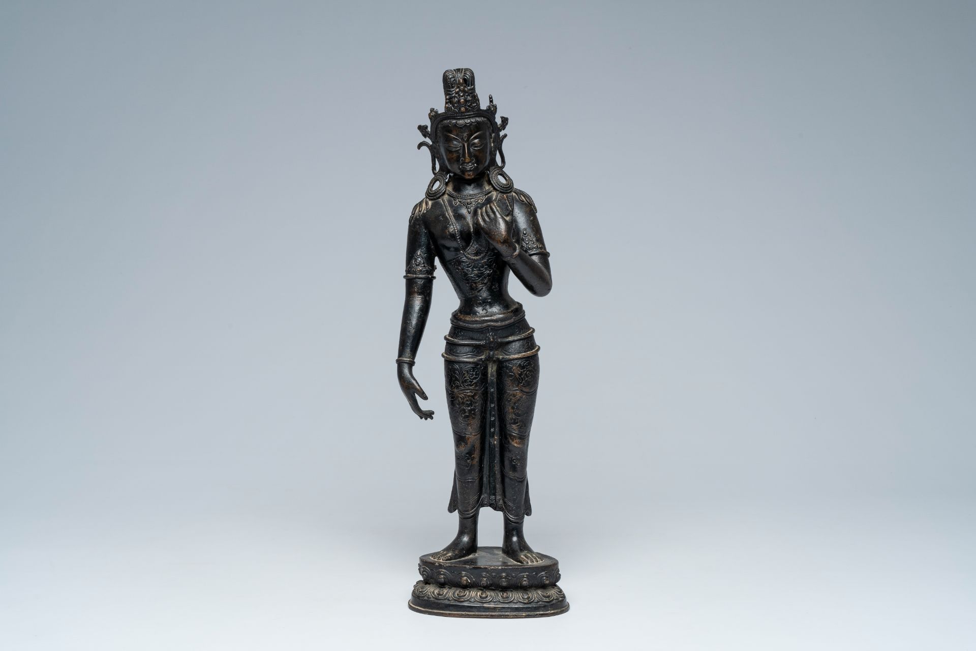 A large Nepalese patinated bronze figure of a standing Tara on a lotus throne, 19th/20th C. - Image 2 of 7