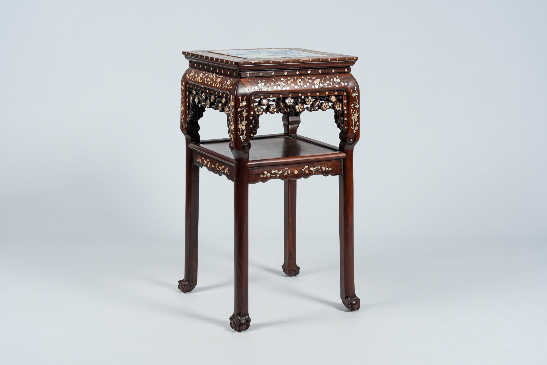 A Chinese mother-of-pearl-inlaid wooden stand with blue and white porcelain top, 19th C. - Image 2 of 9