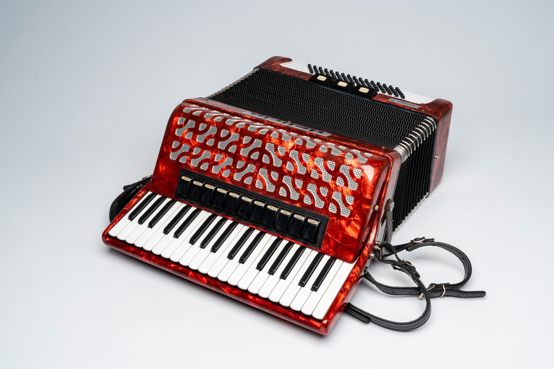 A Czech 'Delicia' chromatic accordion with piano keyboard and box, ca. 1990 - Image 5 of 6