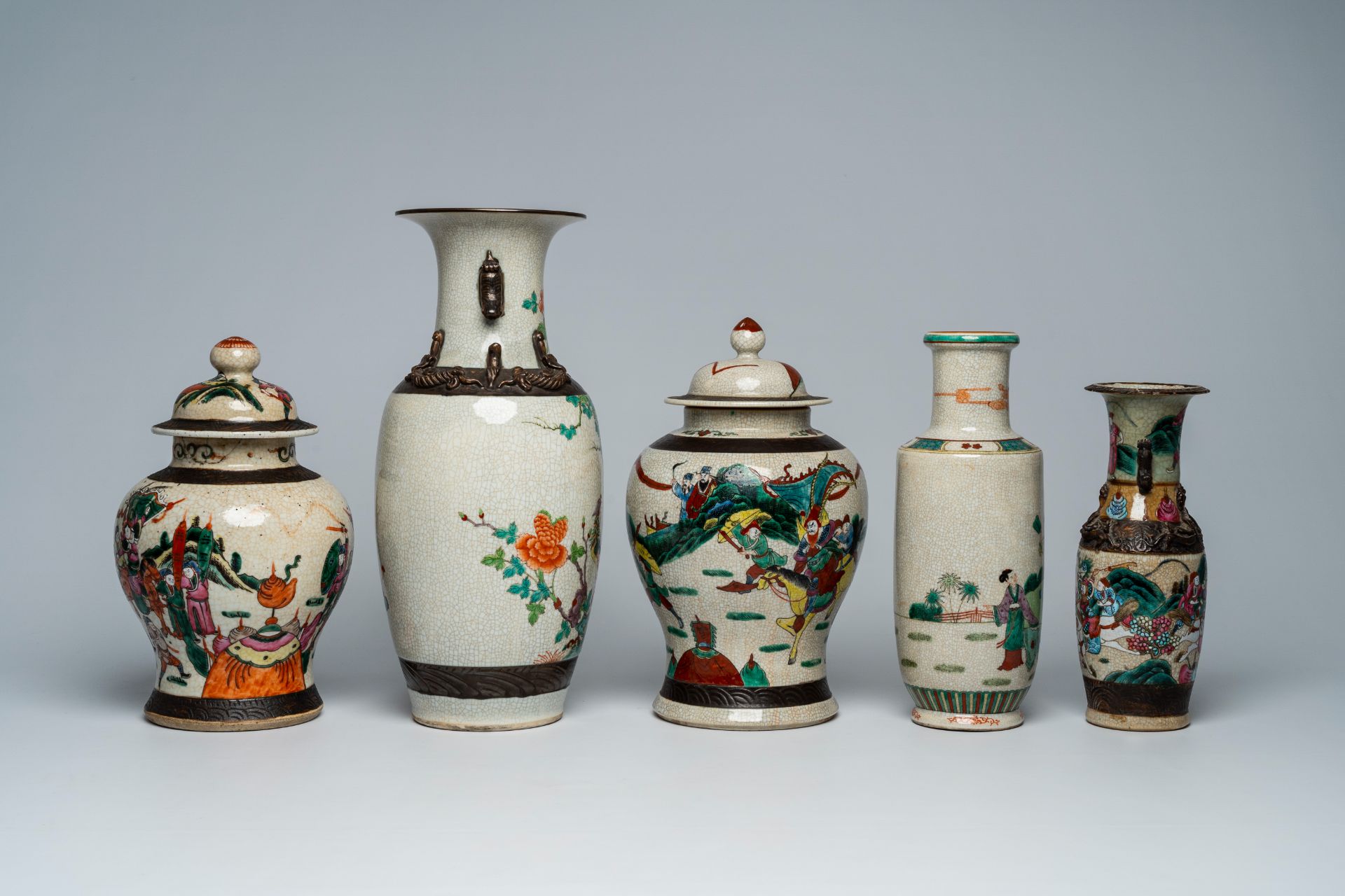 A varied collection of Chinese Nanking crackle glazed famille rose and verte vases and jars with war - Bild 5 aus 13