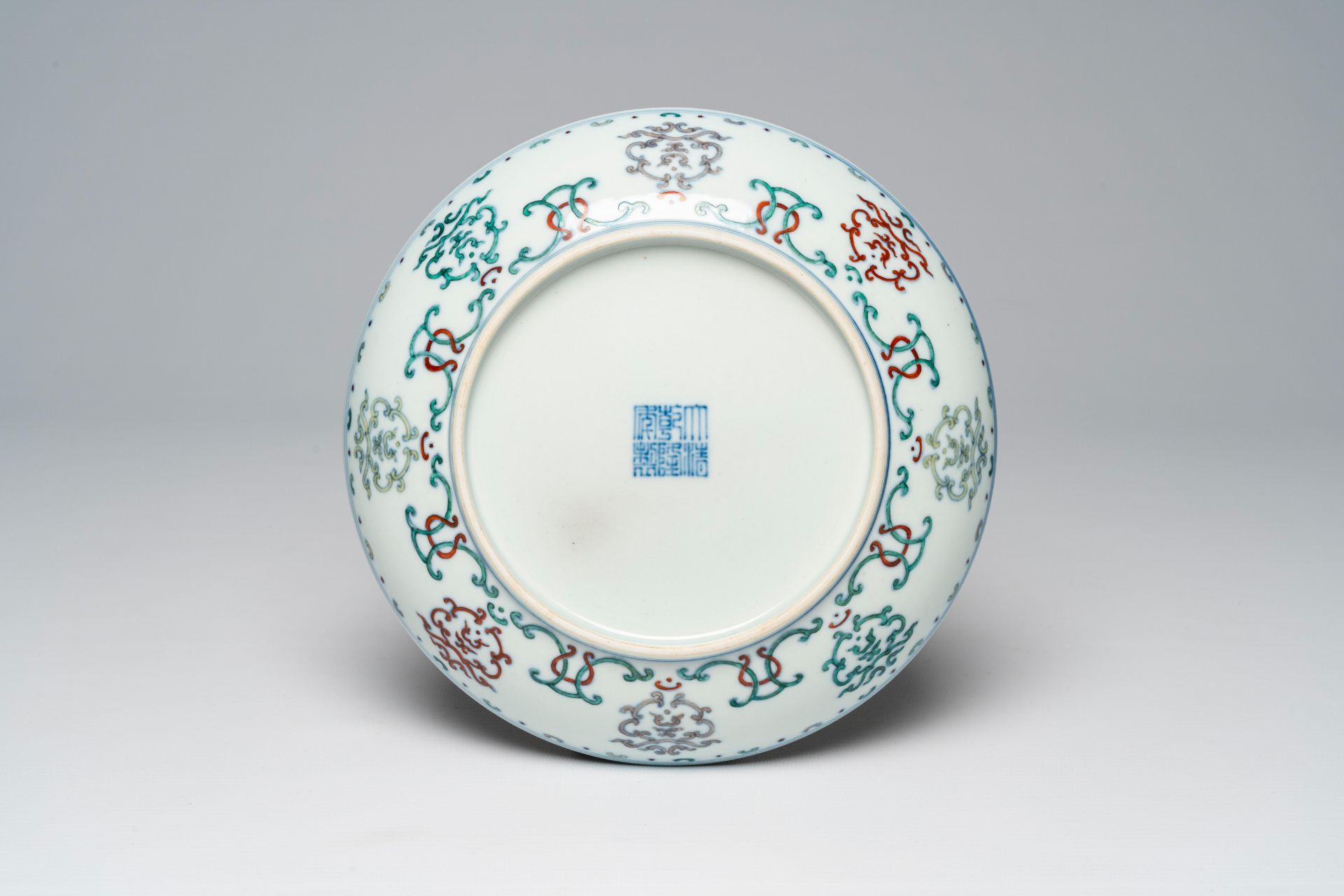 A Chinese doucai 'Shou' plate, Qianlong mark, 19th/20th C. - Image 2 of 2