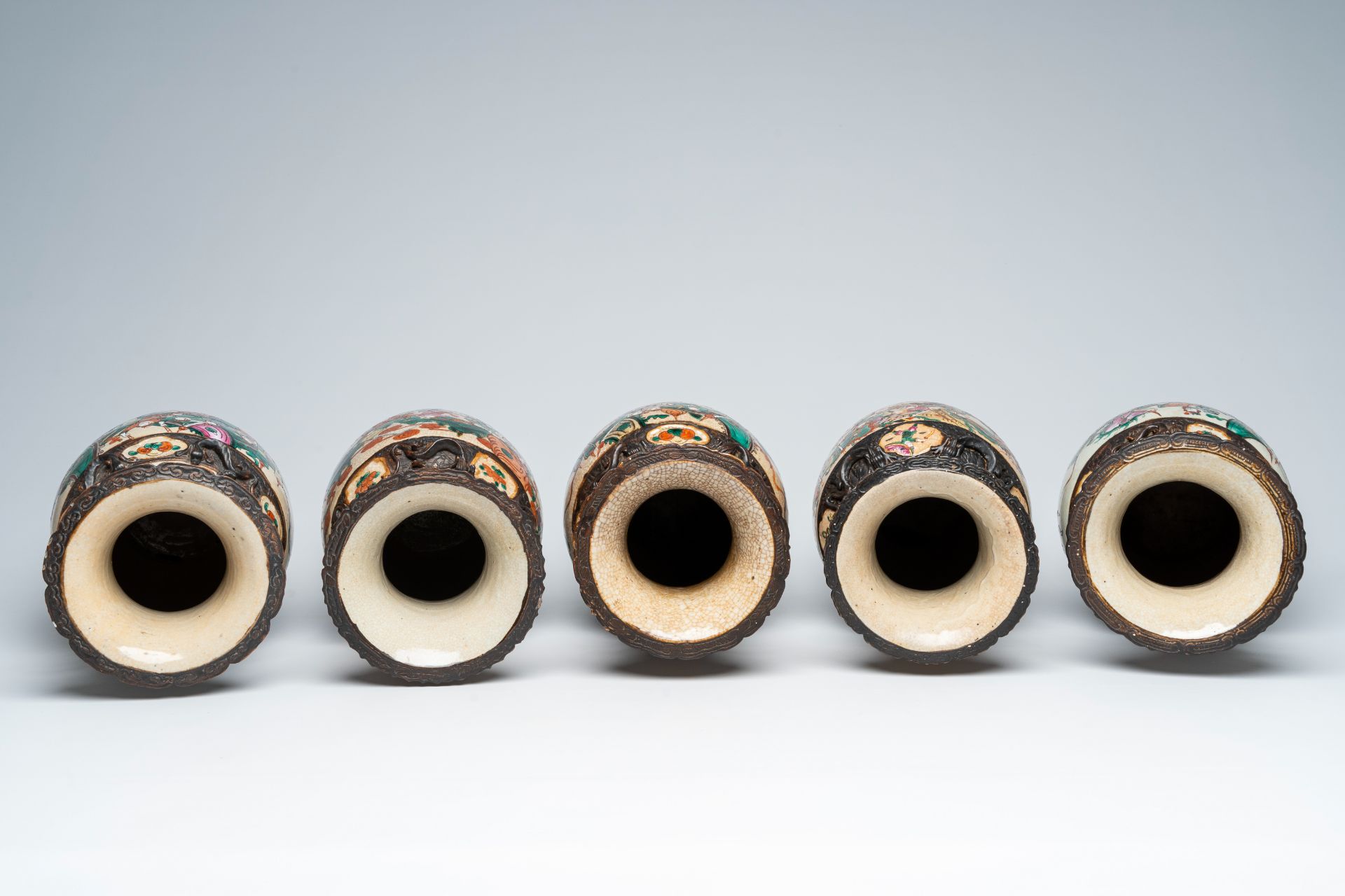 Five Chinese Nanking crackle glazed famille rose 'warrior' vases, 19th C. - Bild 4 aus 5