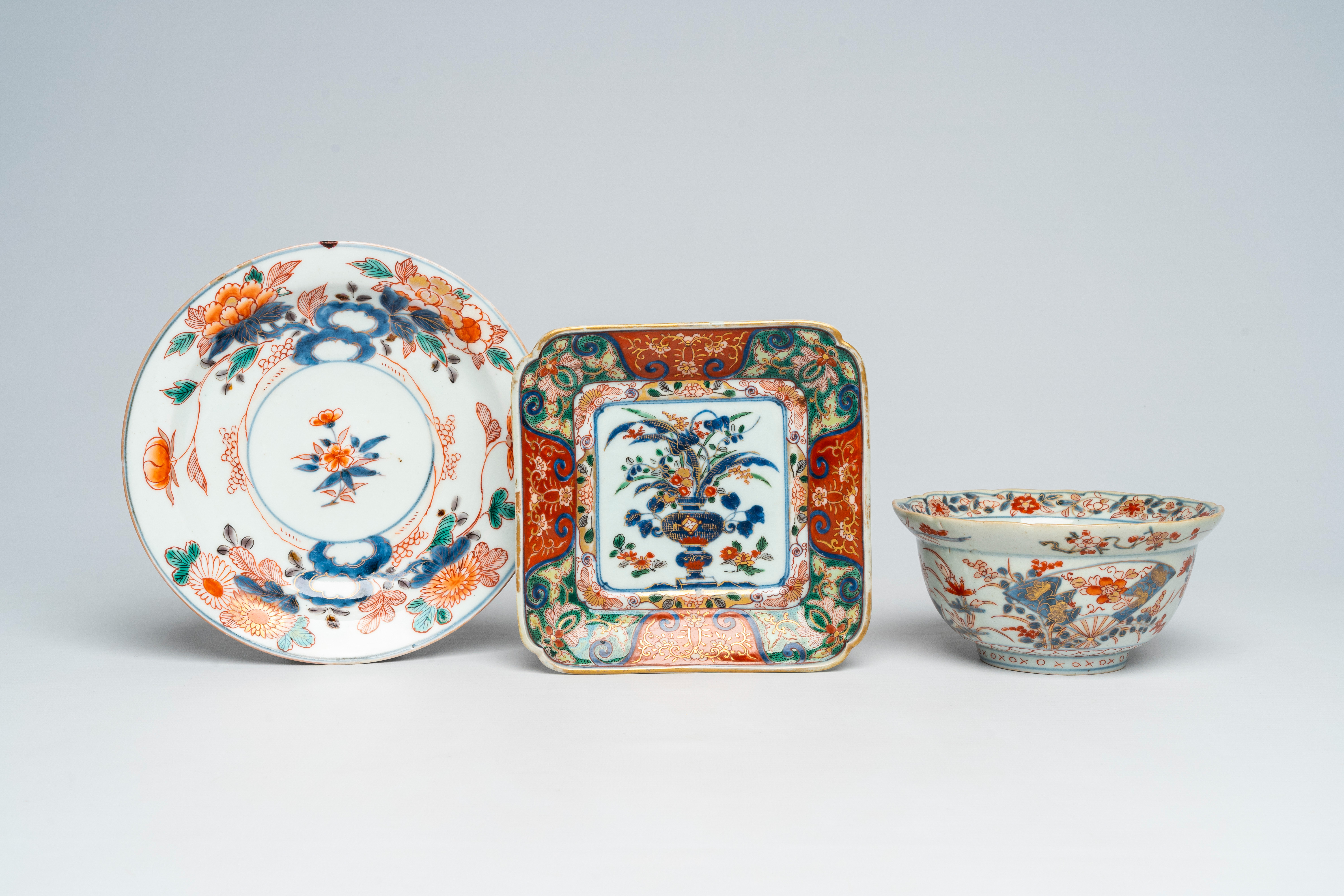 A Japanese Imari bowl and two plates with floral design, Edo/Meiji, 18th/19th C.