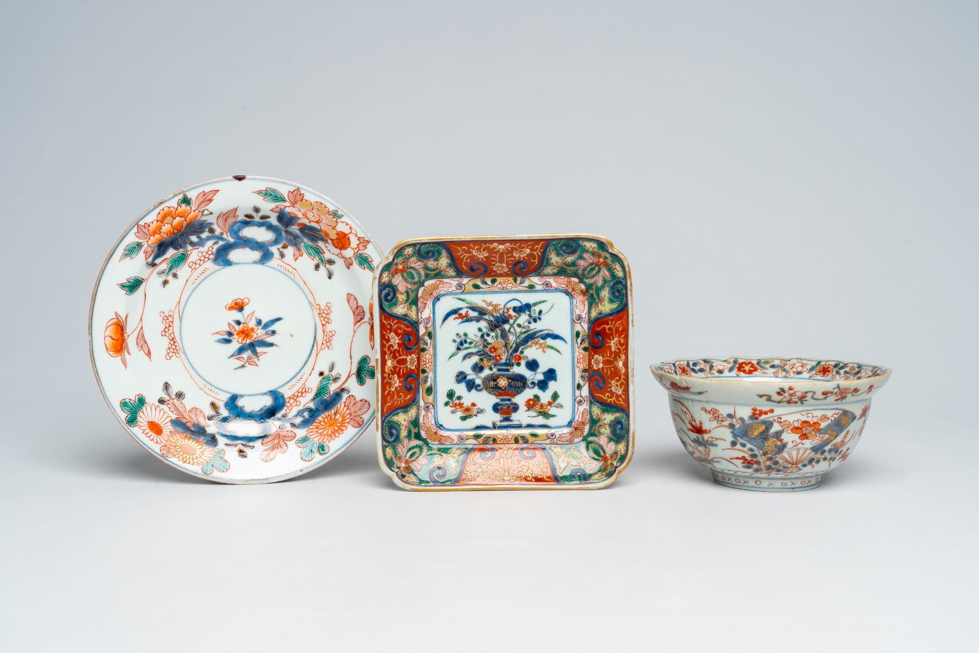 A Japanese Imari bowl and two plates with floral design, Edo/Meiji, 18th/19th C.