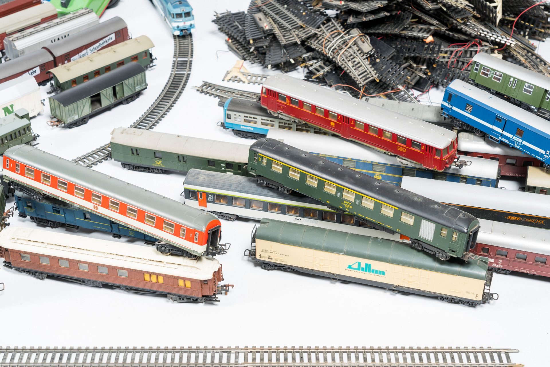 A large and varied collection of toy trains and attributes, various origins (a.o. Marklin), 20th C. - Image 5 of 10