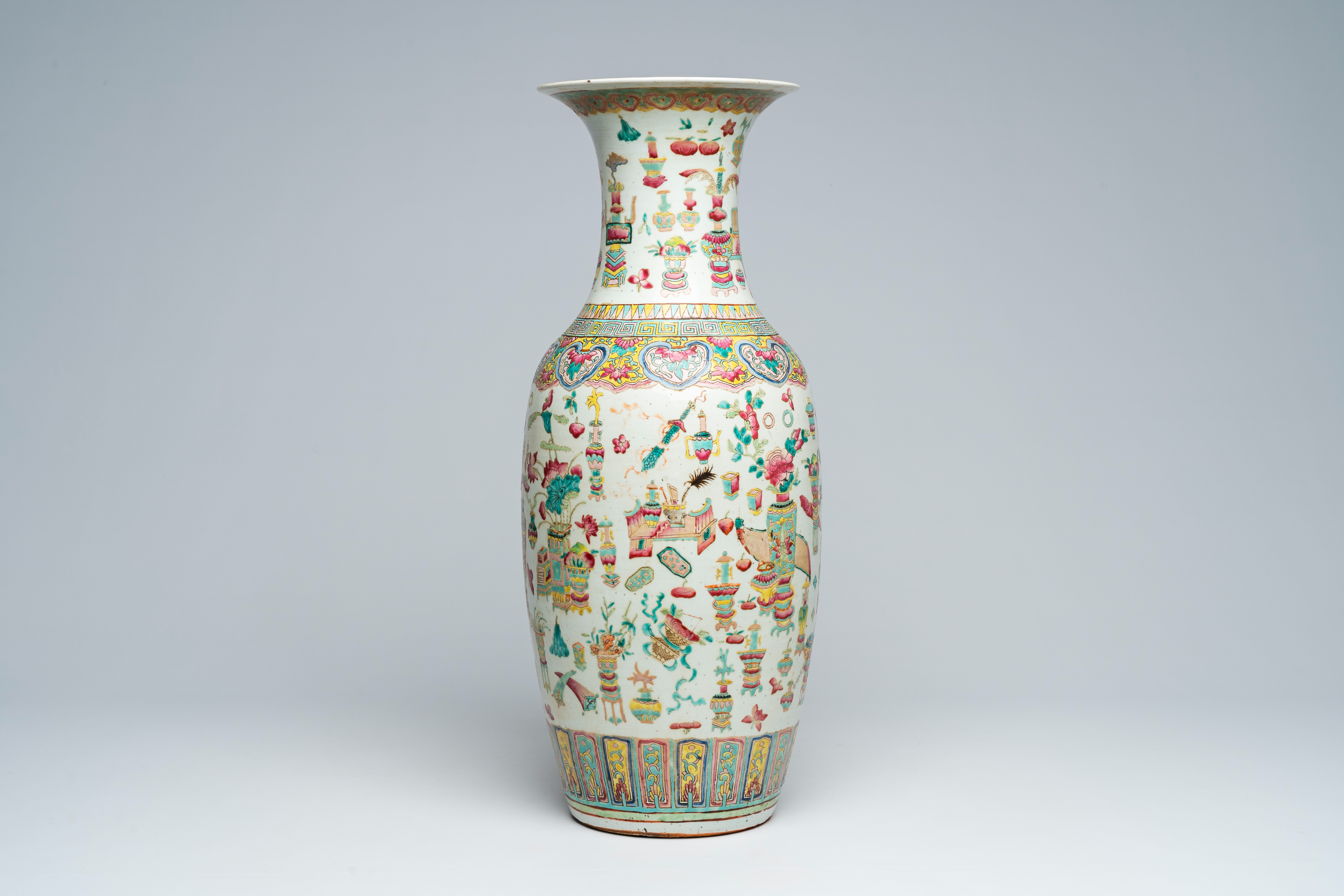 A Chinese famille rose 'antiquities' vase, 19th C. - Bild 4 aus 6
