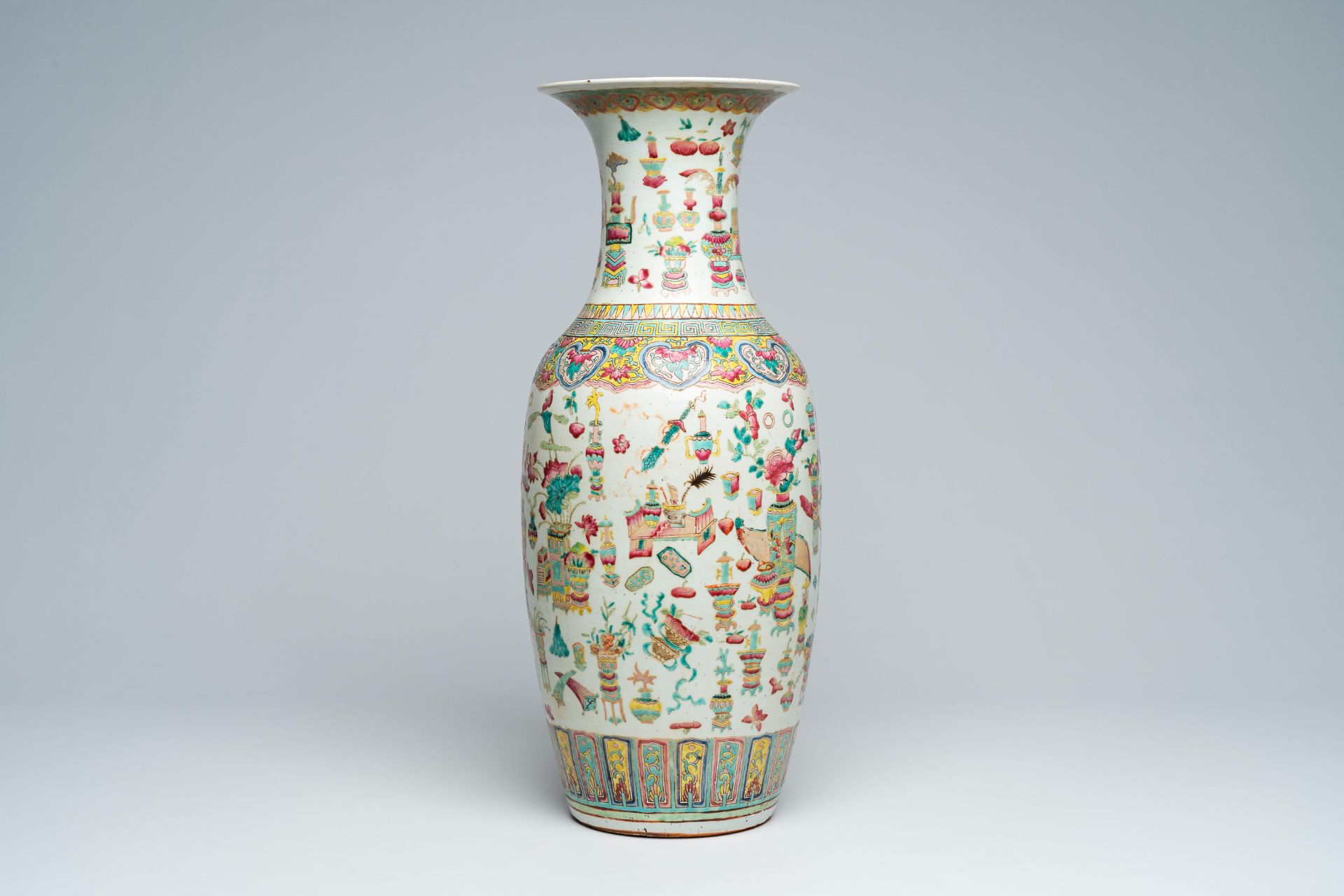 A Chinese famille rose 'antiquities' vase, 19th C. - Image 4 of 6