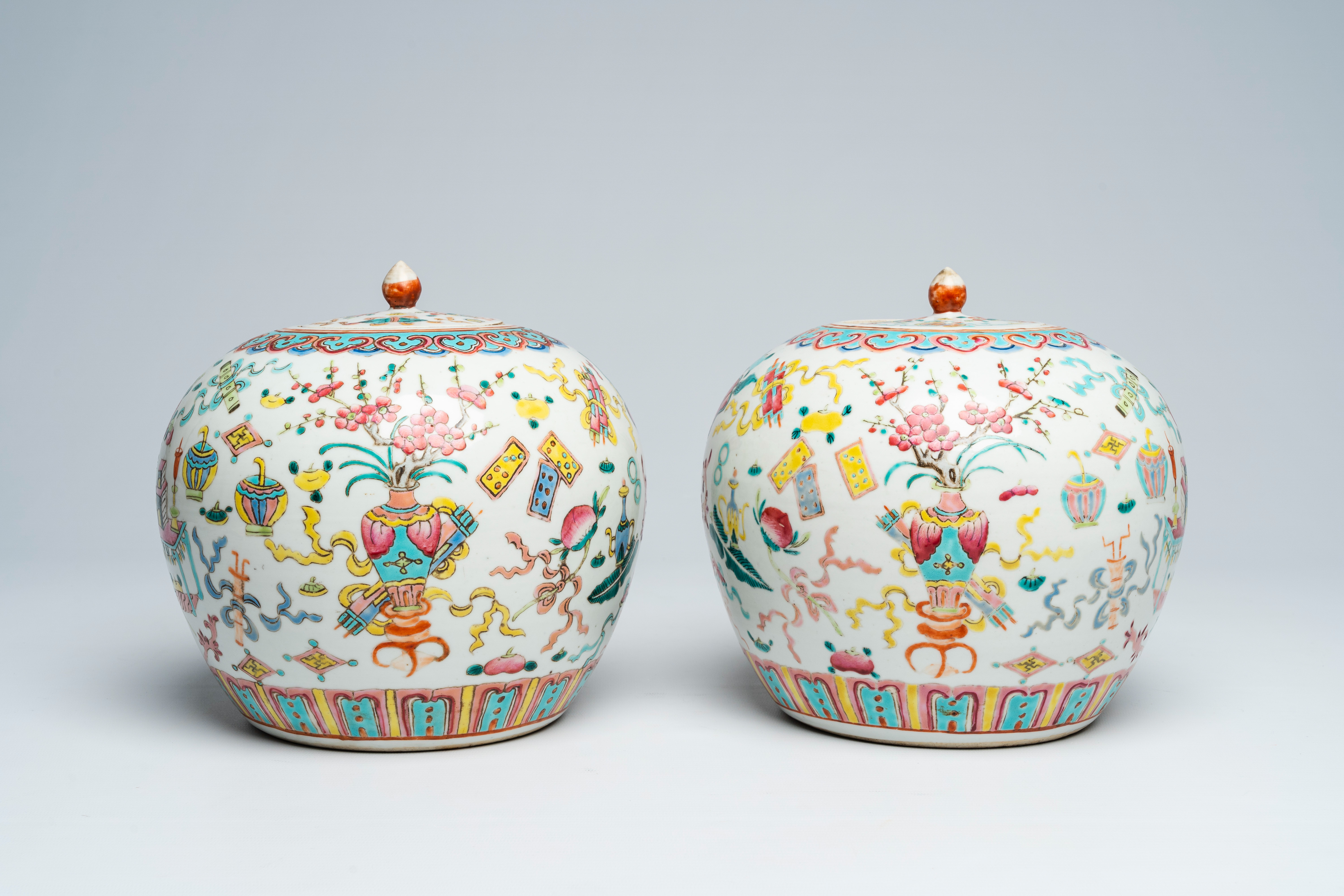 Two Chinese famille rose 'antiquities' jars and covers, 19th C. - Bild 4 aus 6