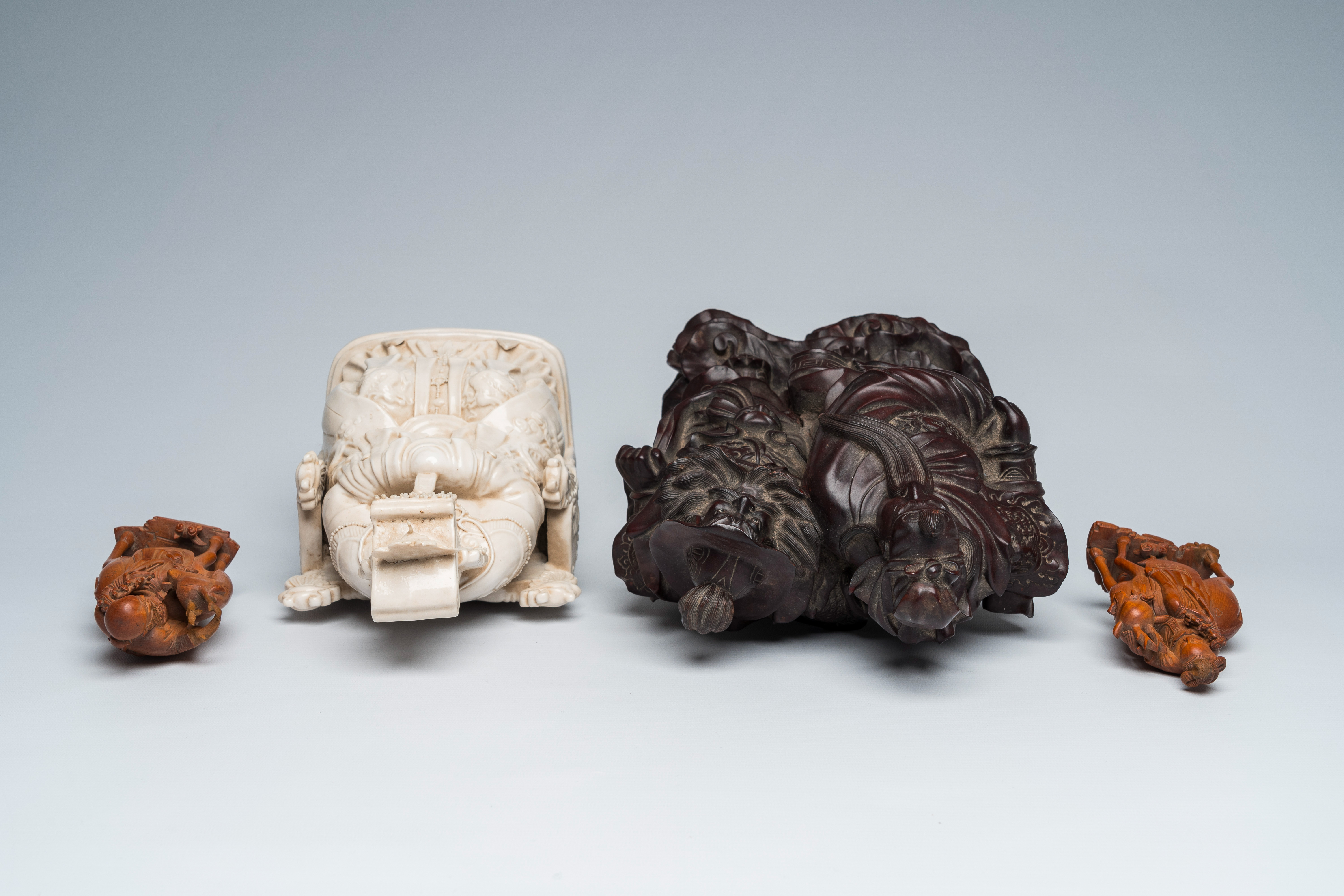 Four various Chinese wood and blanc de Chine figures, 19th/20th C. - Image 6 of 7