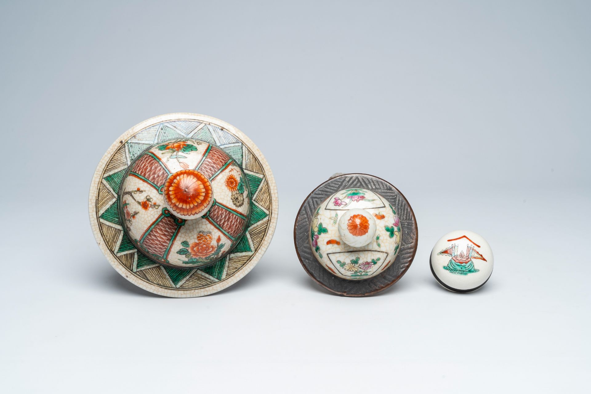 A varied collection of Chinese Nanking crackle glazed famille rose and verte porcelain, 19th/20th C. - Image 8 of 9