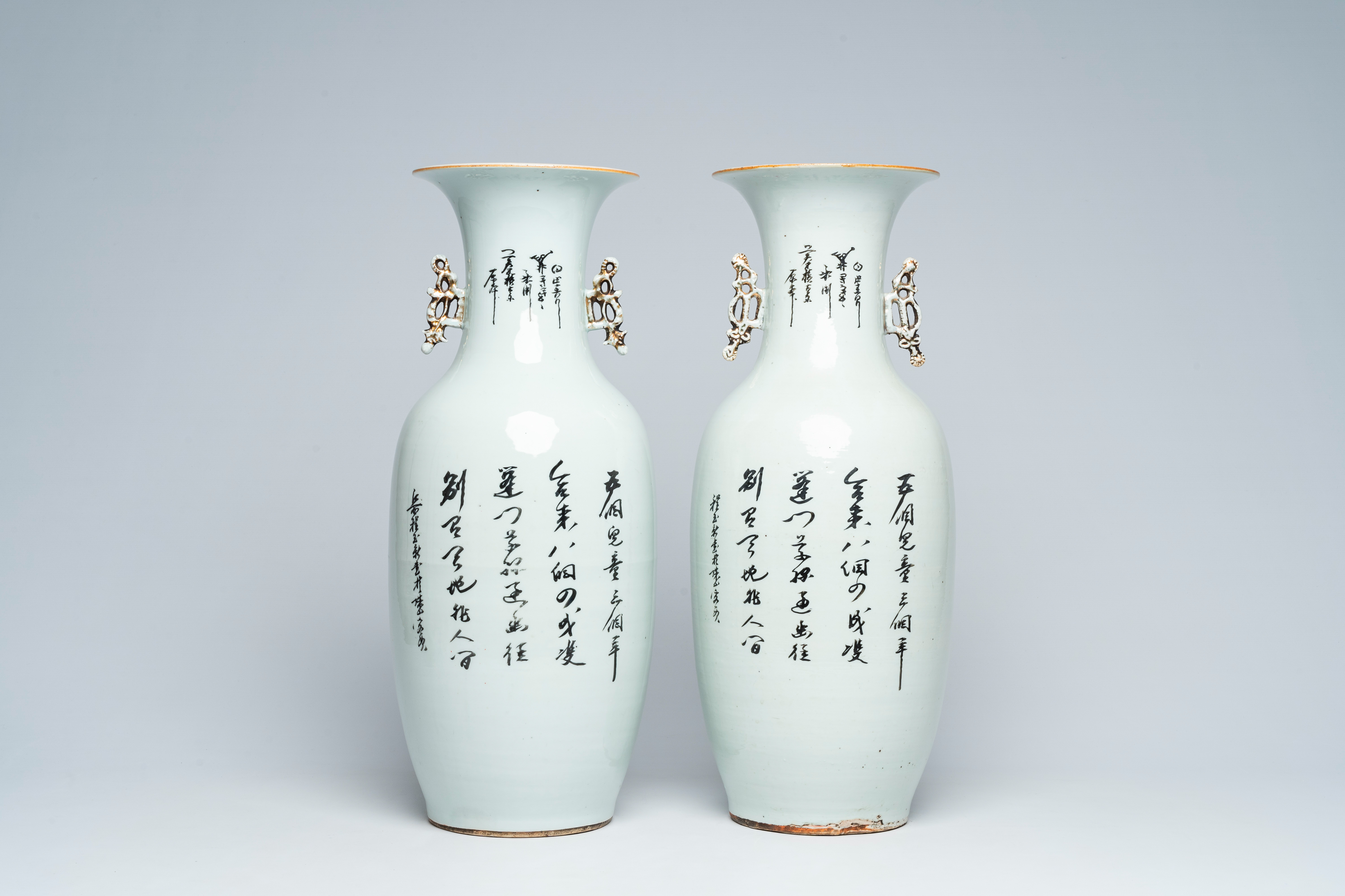 A pair of Chinese famille rose vases with playing children and goats in a landscape, 19th/20th C. - Bild 4 aus 7