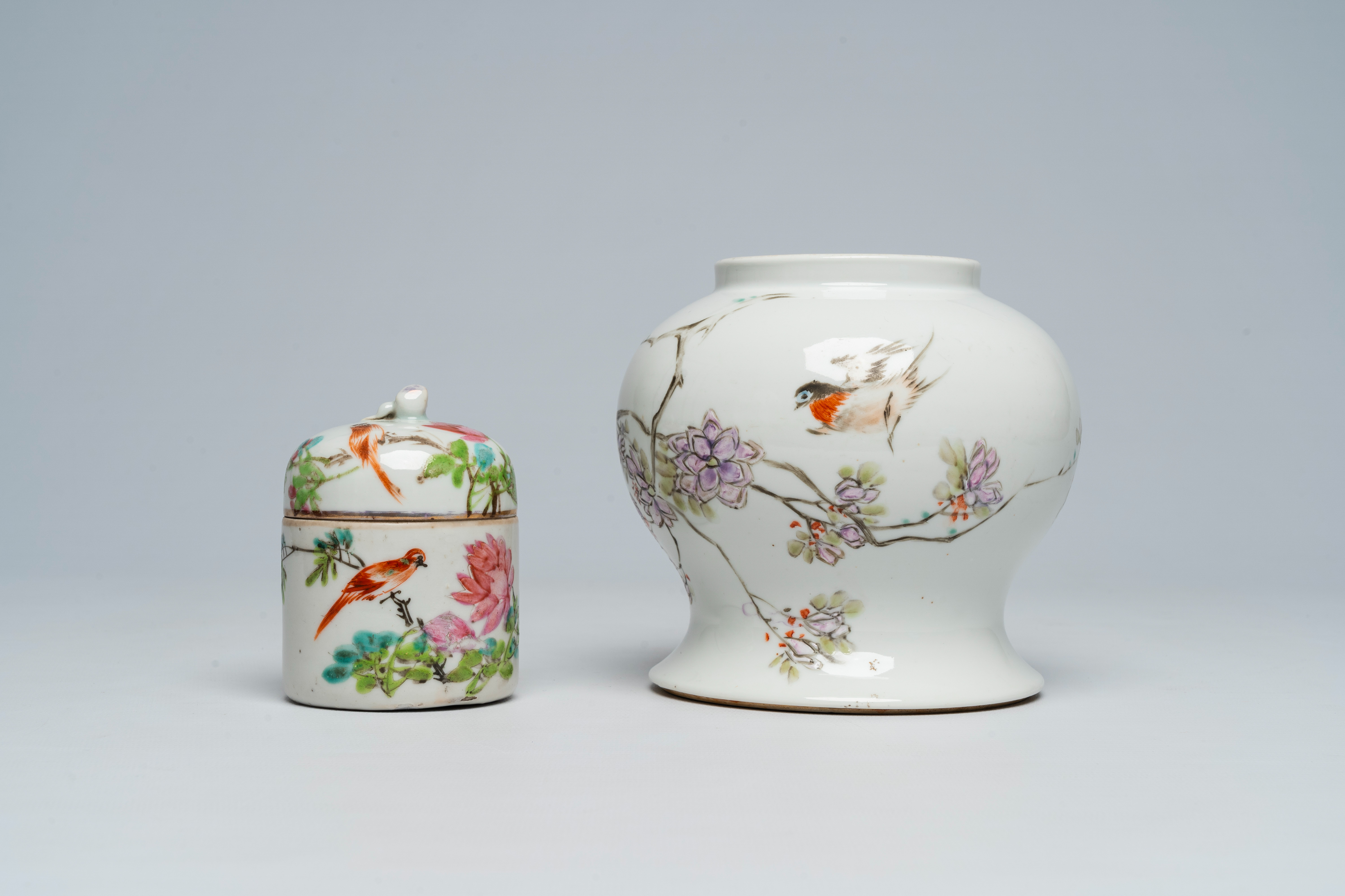 A Chinese qianjiang cai jar and cover, a dish and a vase with birds among blossoming branches, 19th/ - Bild 4 aus 9