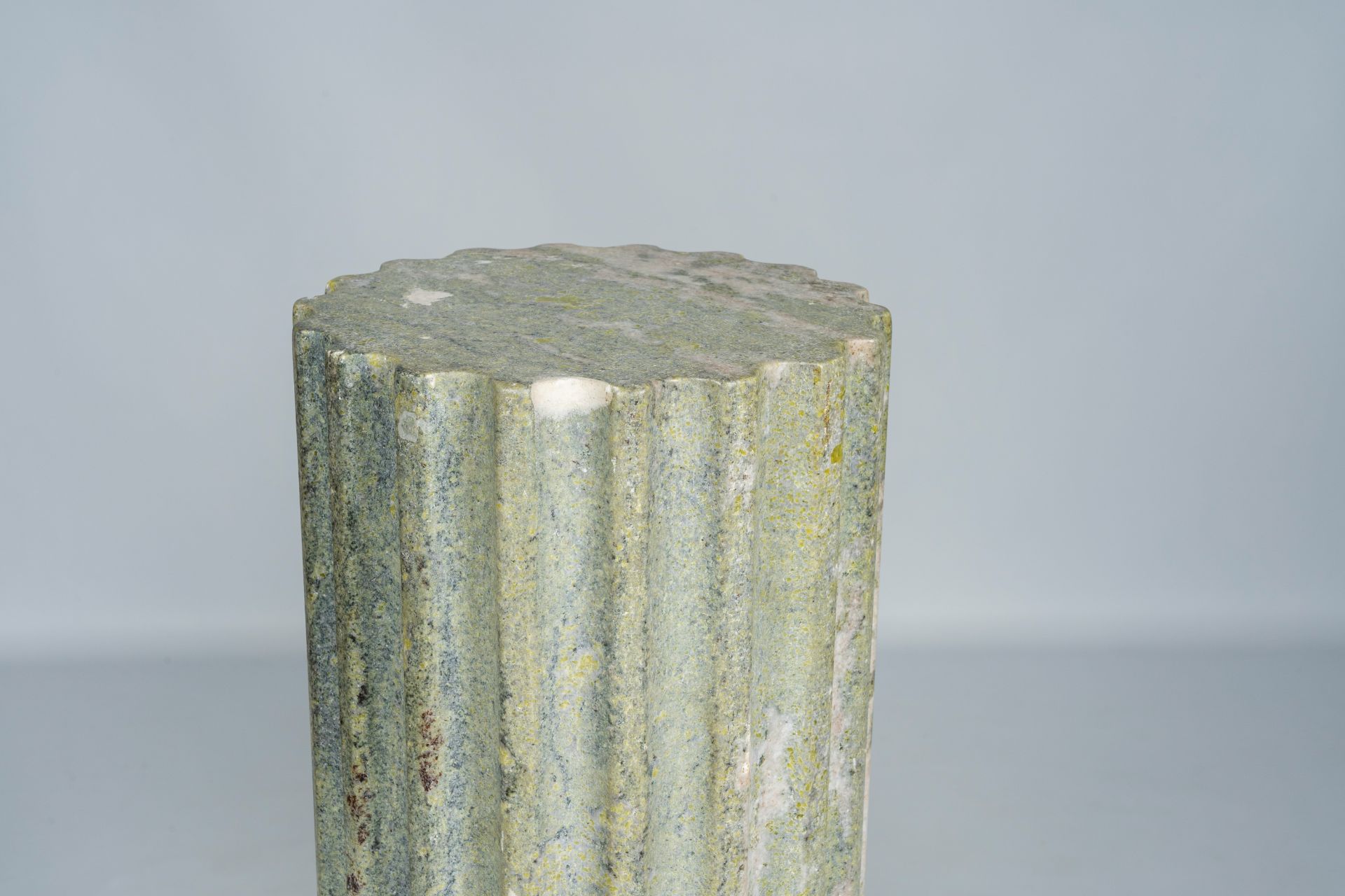A pair of light green natural stone fluted columns, 20th C. - Image 7 of 8
