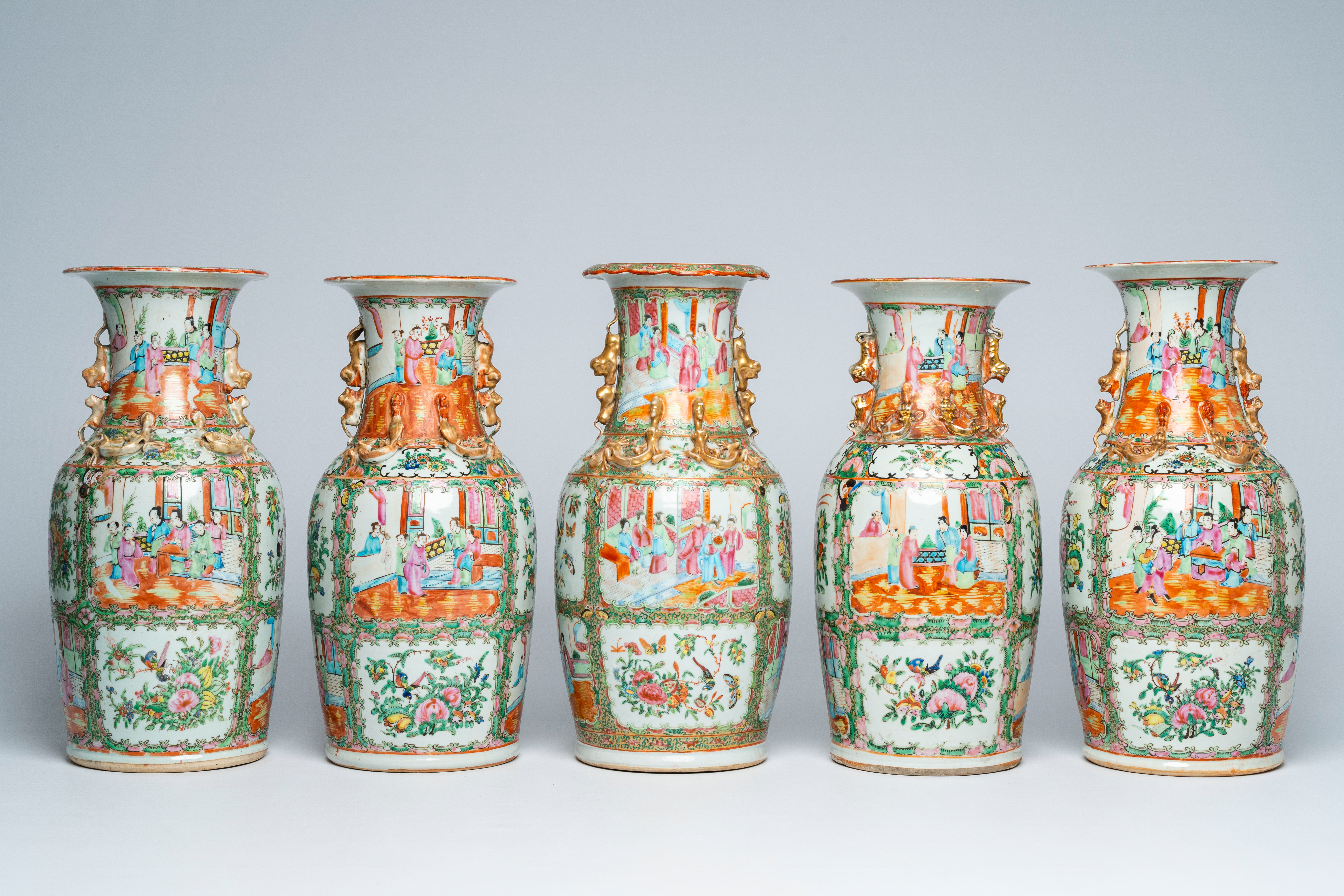 Five Chinese Canton famille rose vases with palace scenes and floral design, 19th/20th C. - Bild 3 aus 6