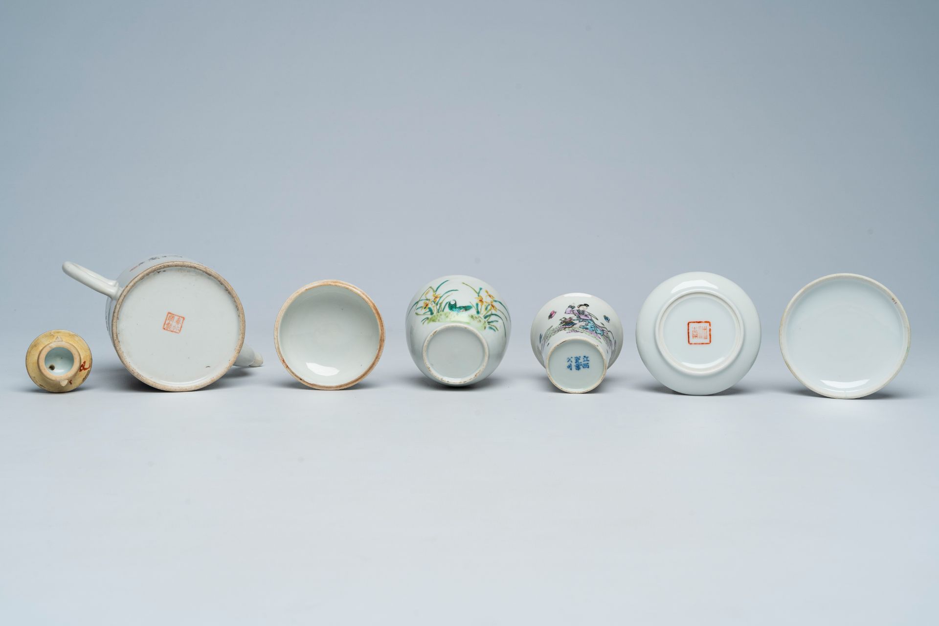 A varied collection of Chinese qianjiang cai porcelain, 19th/20th C. - Image 9 of 11