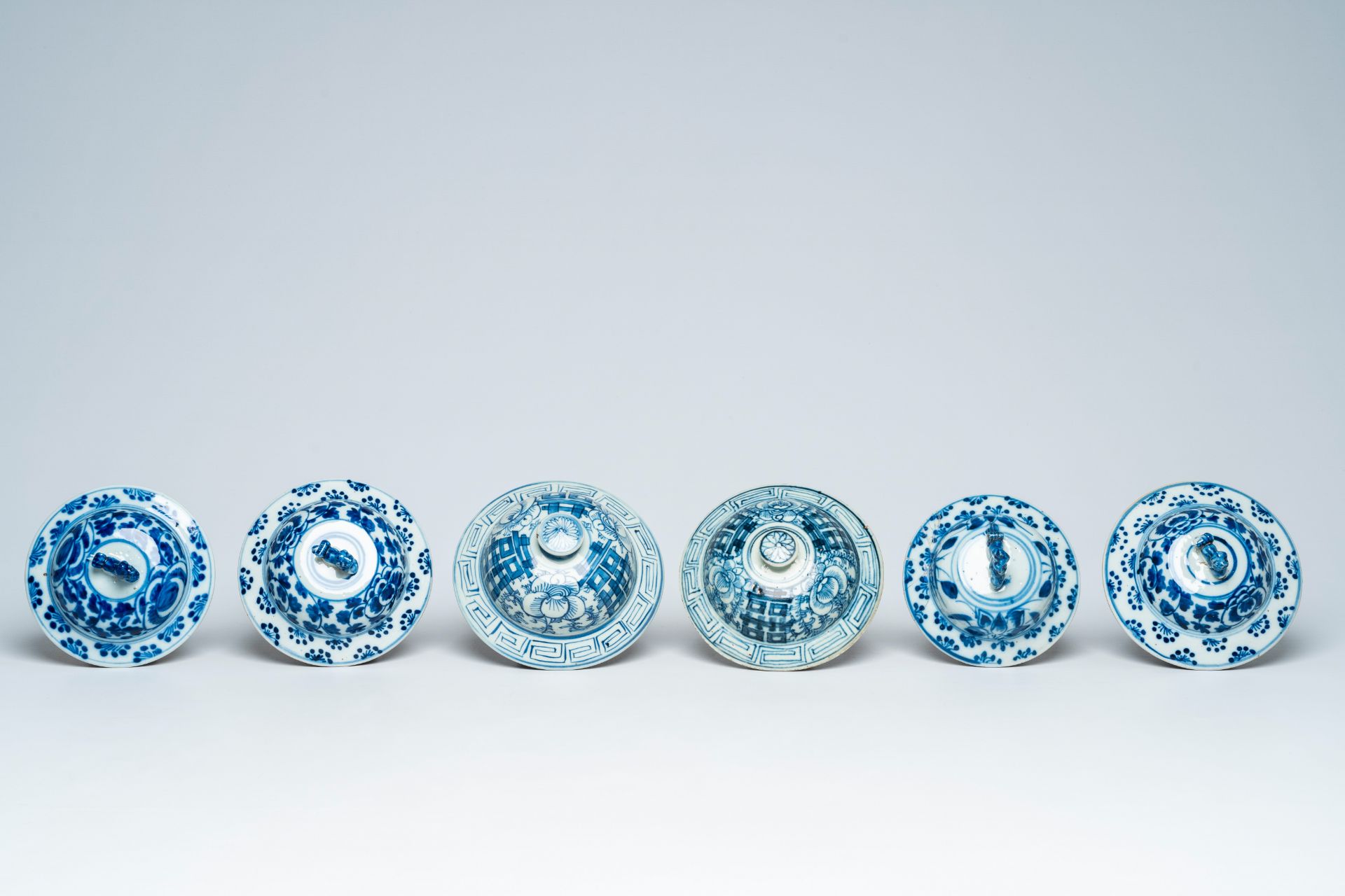Six Chinese blue and white vases and covers with 'double happiness' and floral design, 19th/20th C. - Image 8 of 9