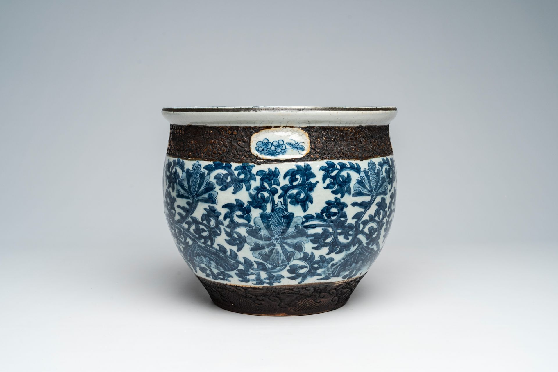A Chinese Nanking craquelÃ© blue and white jardiniÃ¨re with floral design, 19th C. - Image 4 of 7