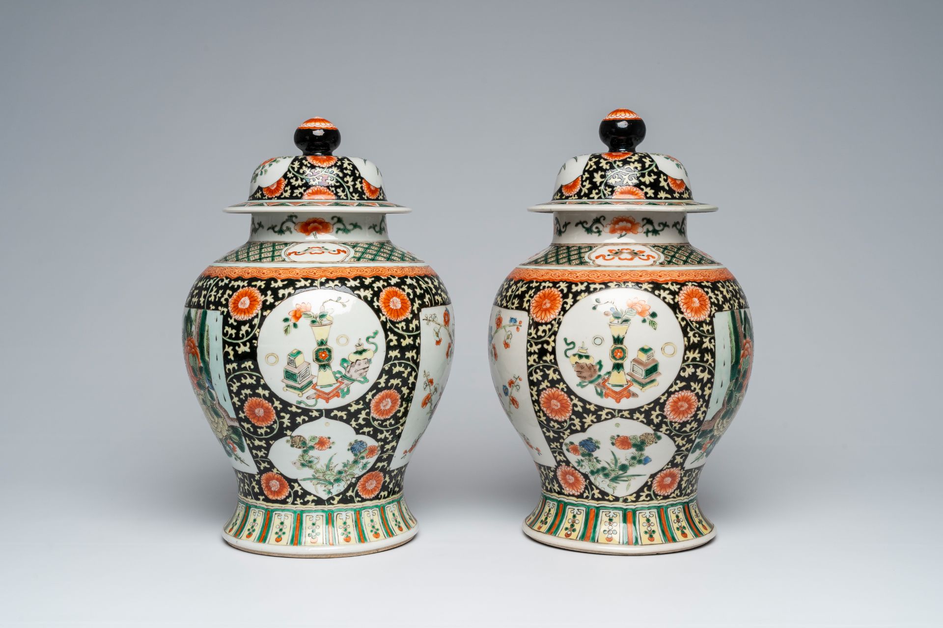 A pair of Chinese famille verte vases and covers with birds on blossoming branches, 19th C. - Image 4 of 6