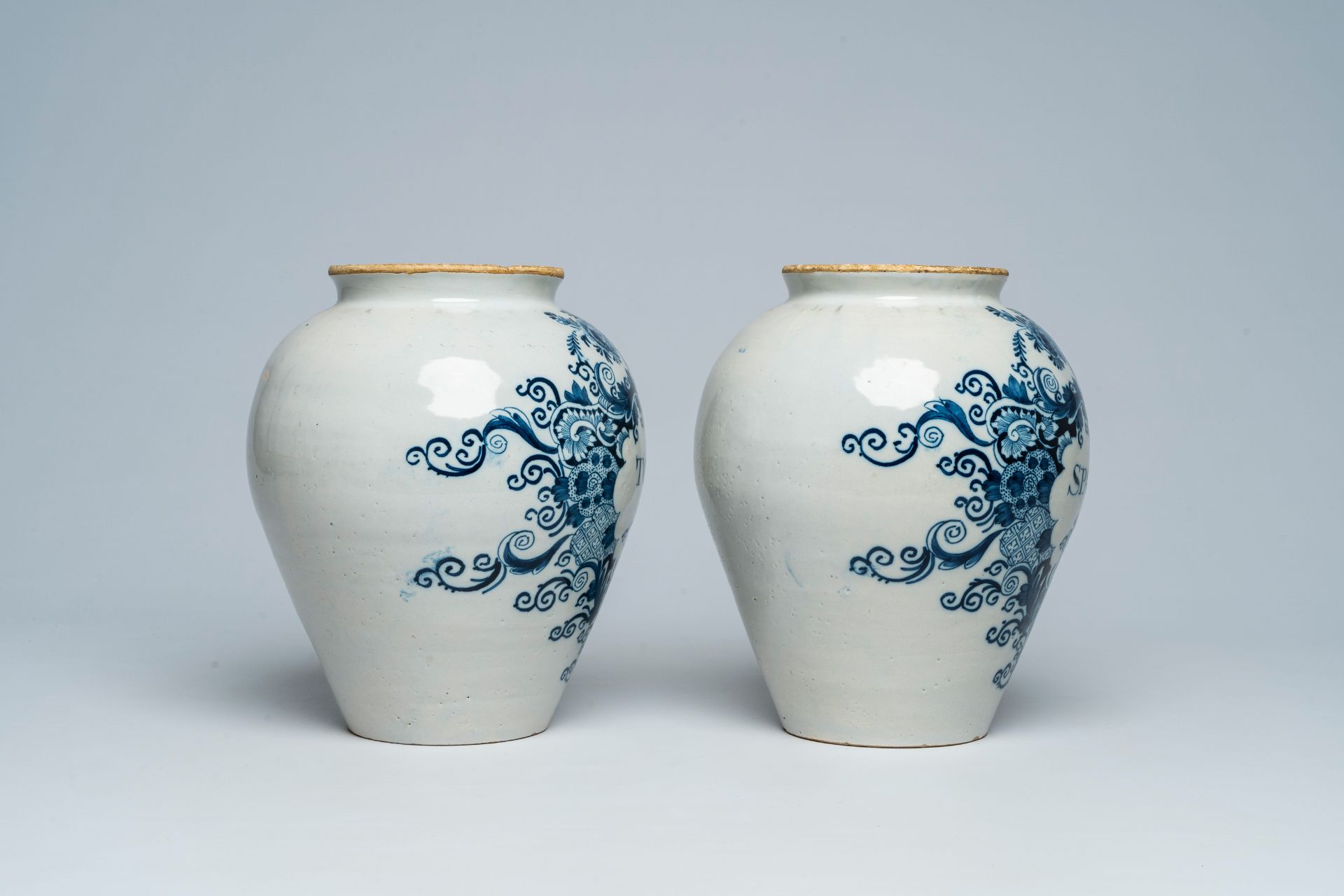 A pair of Dutch Delft blue and white tobacco jars with brass lids, 18th C. - Image 5 of 7