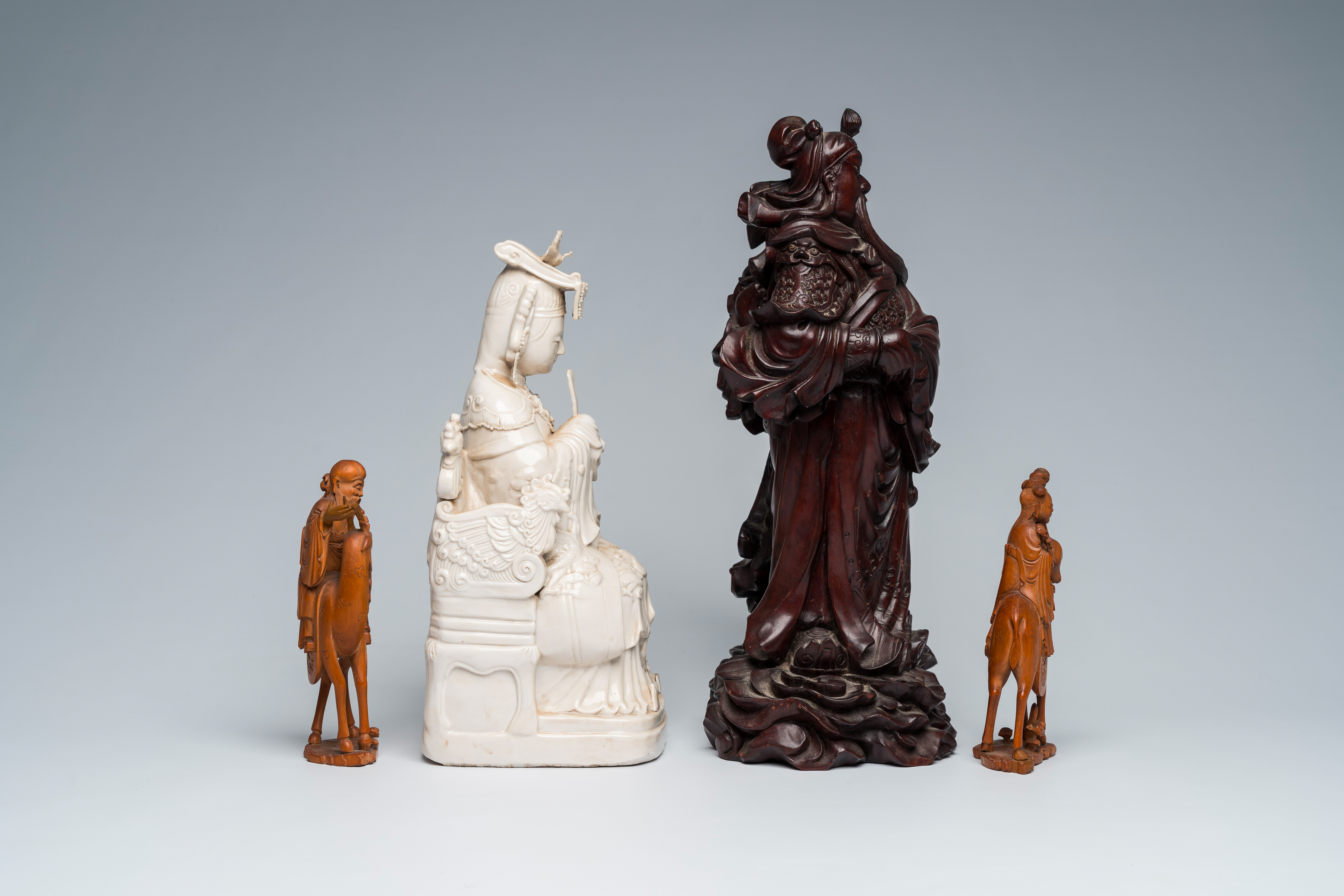 Four various Chinese wood and blanc de Chine figures, 19th/20th C. - Image 5 of 7