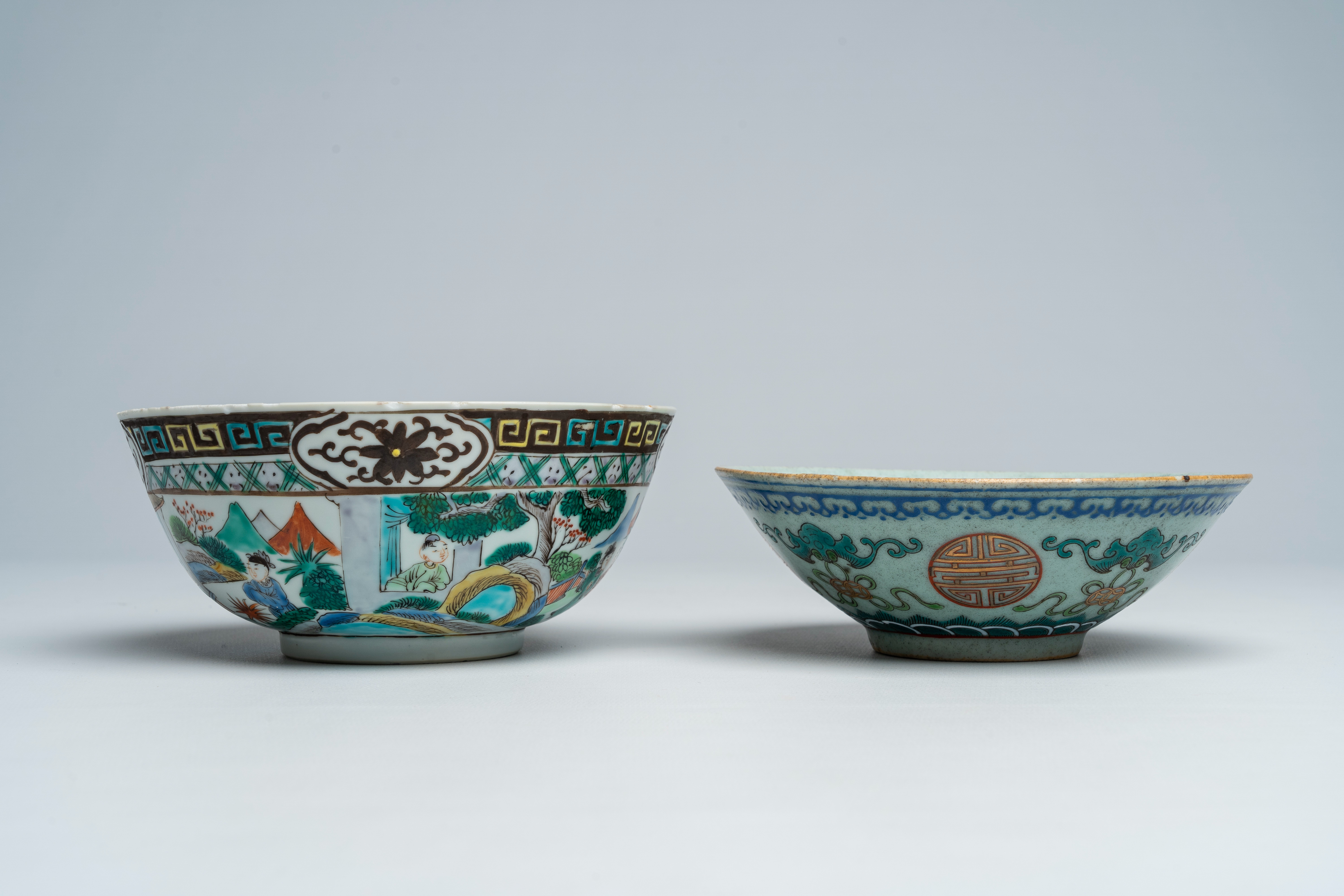 Two Chinese famille verte bowls with figures in a landscape and 'Shou', 19th C. - Bild 5 aus 8