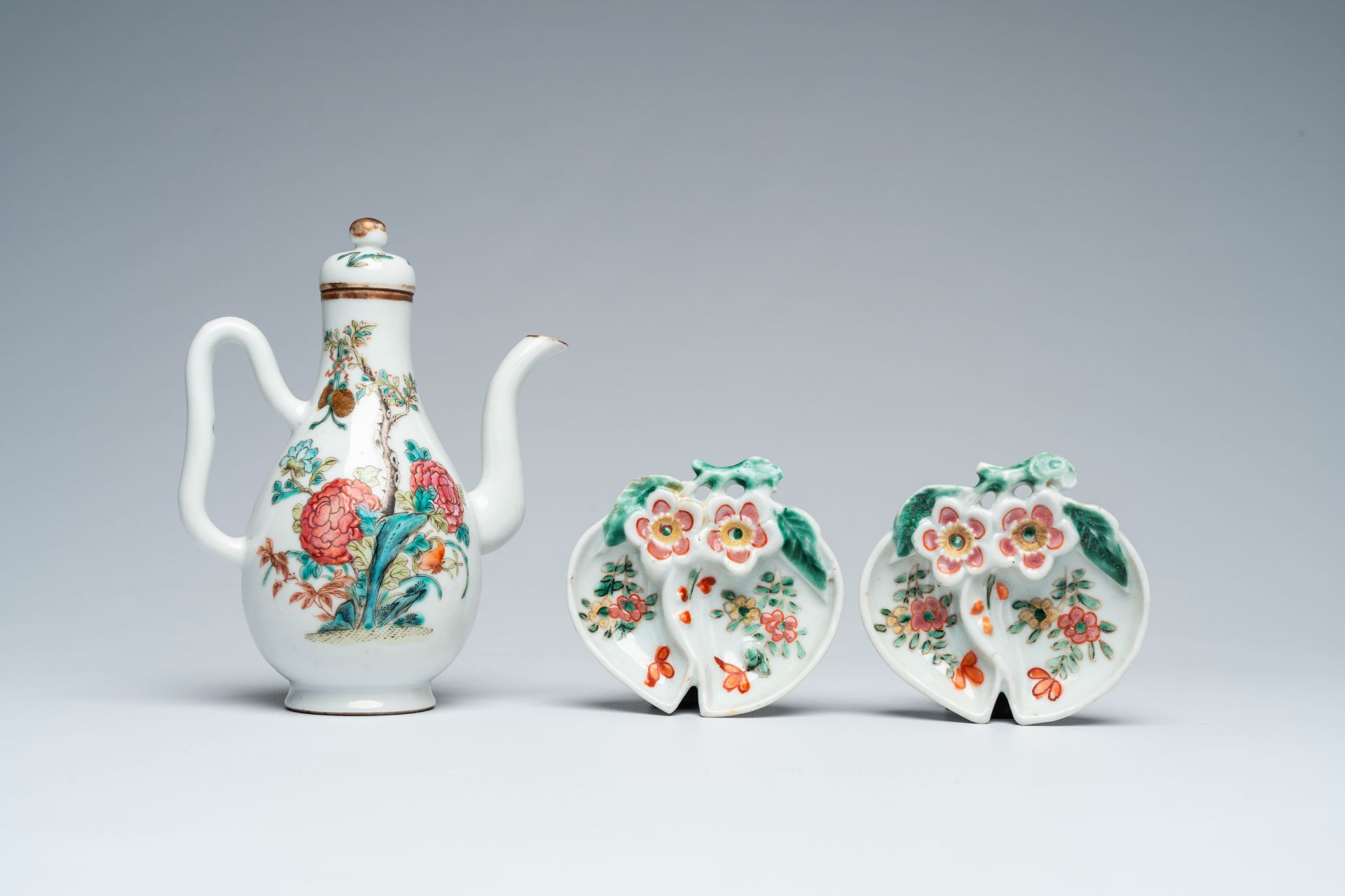 A Chinese famille rose ewer and cover and a pair of peach-shaped saucers with floral design, 19th C. - Image 2 of 10