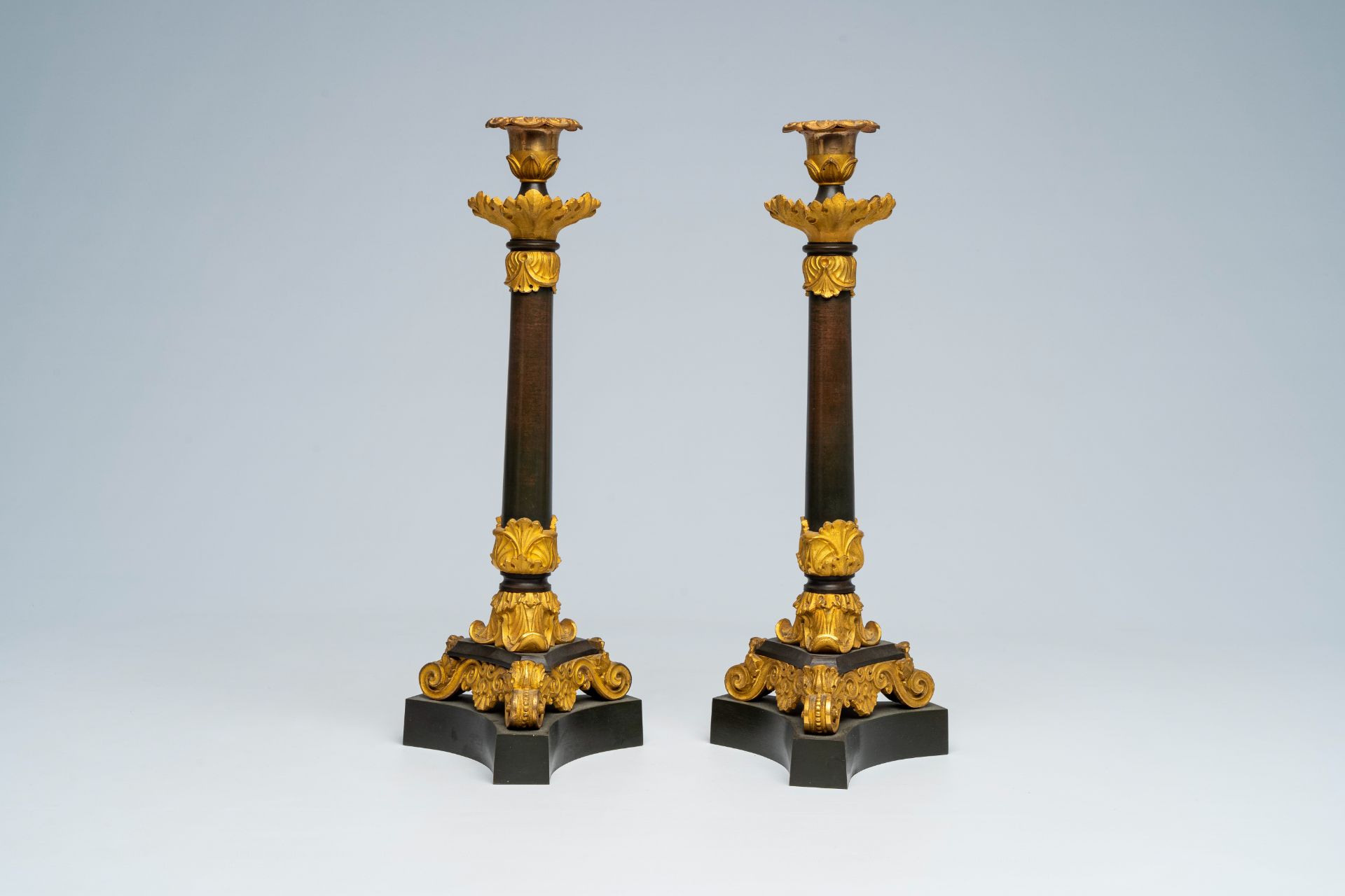 A pair of French gilt and patinated bronze candlesticks with floral design, 19th C. - Bild 3 aus 6