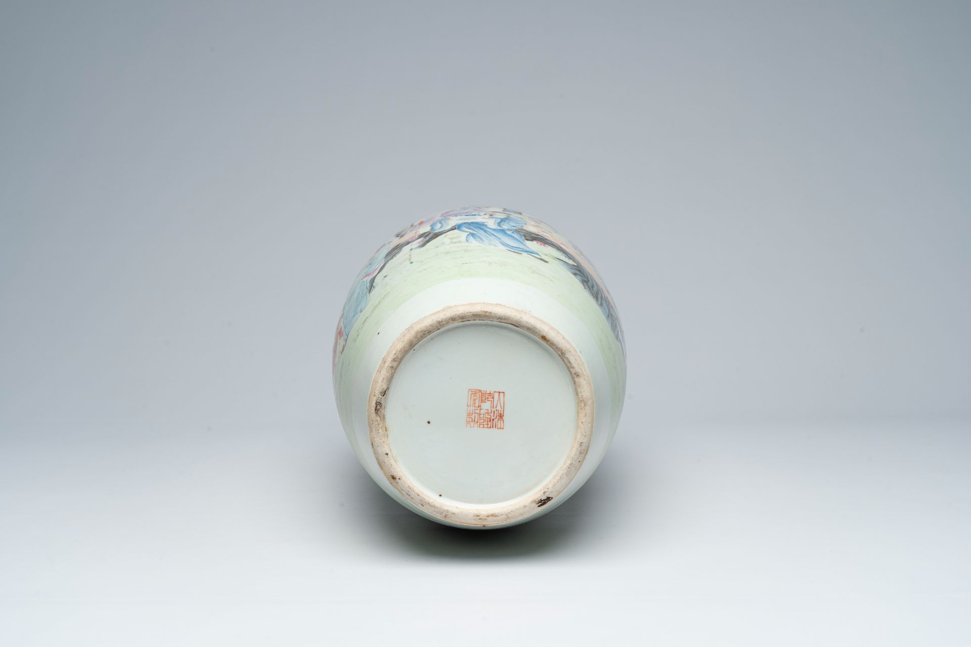 A Chinese famille rose 'Immortals' vase, Qianlong mark, 19th/20th C. - Image 6 of 6