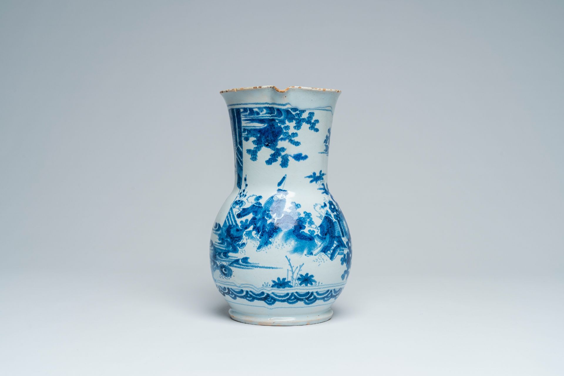 A large French blue and white earthenware 'chinoiserie' jug with floral design, Nevers, 17th C. - Bild 4 aus 6