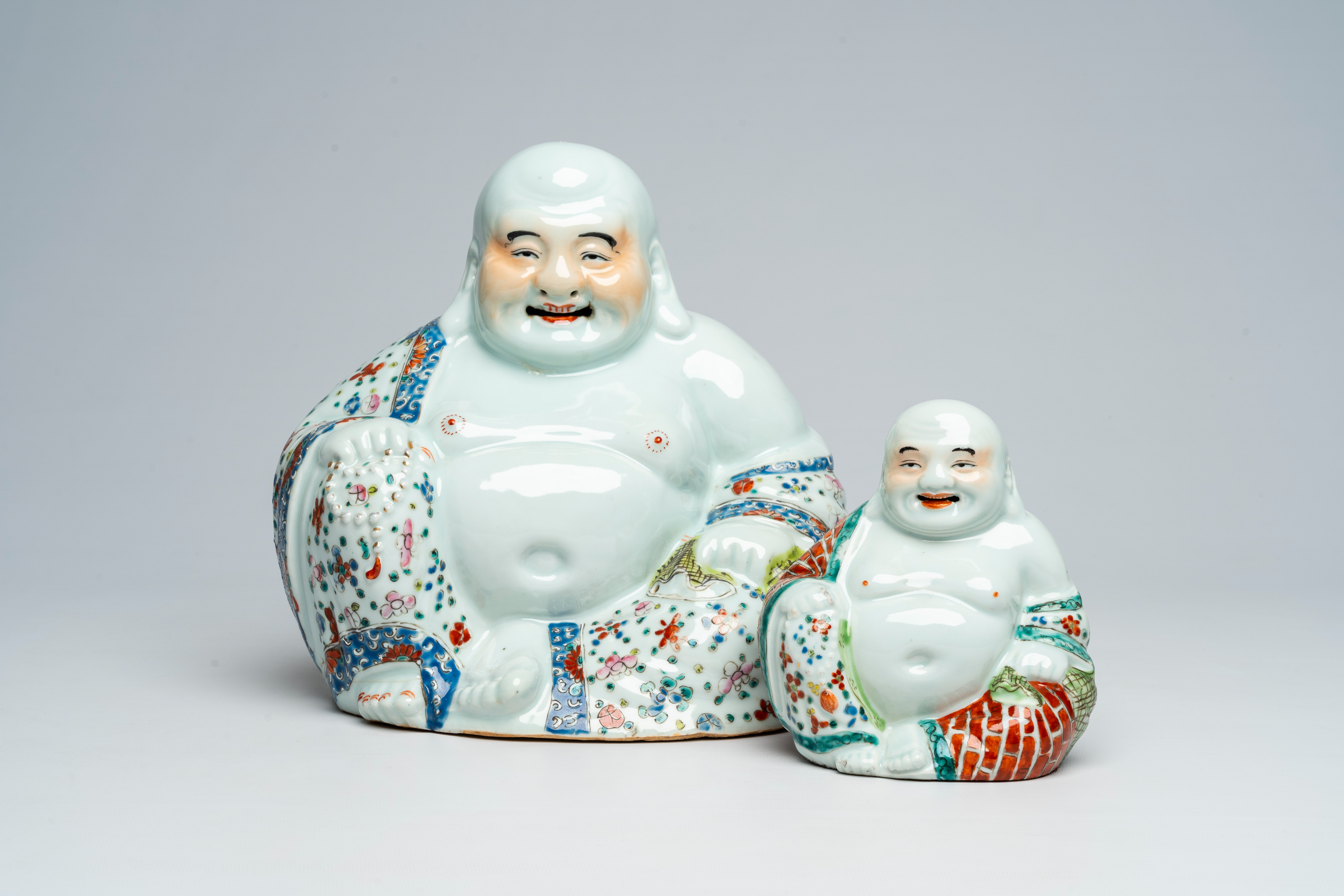 Two Chinese famille rose figures of Buddha, 19th/20th C.