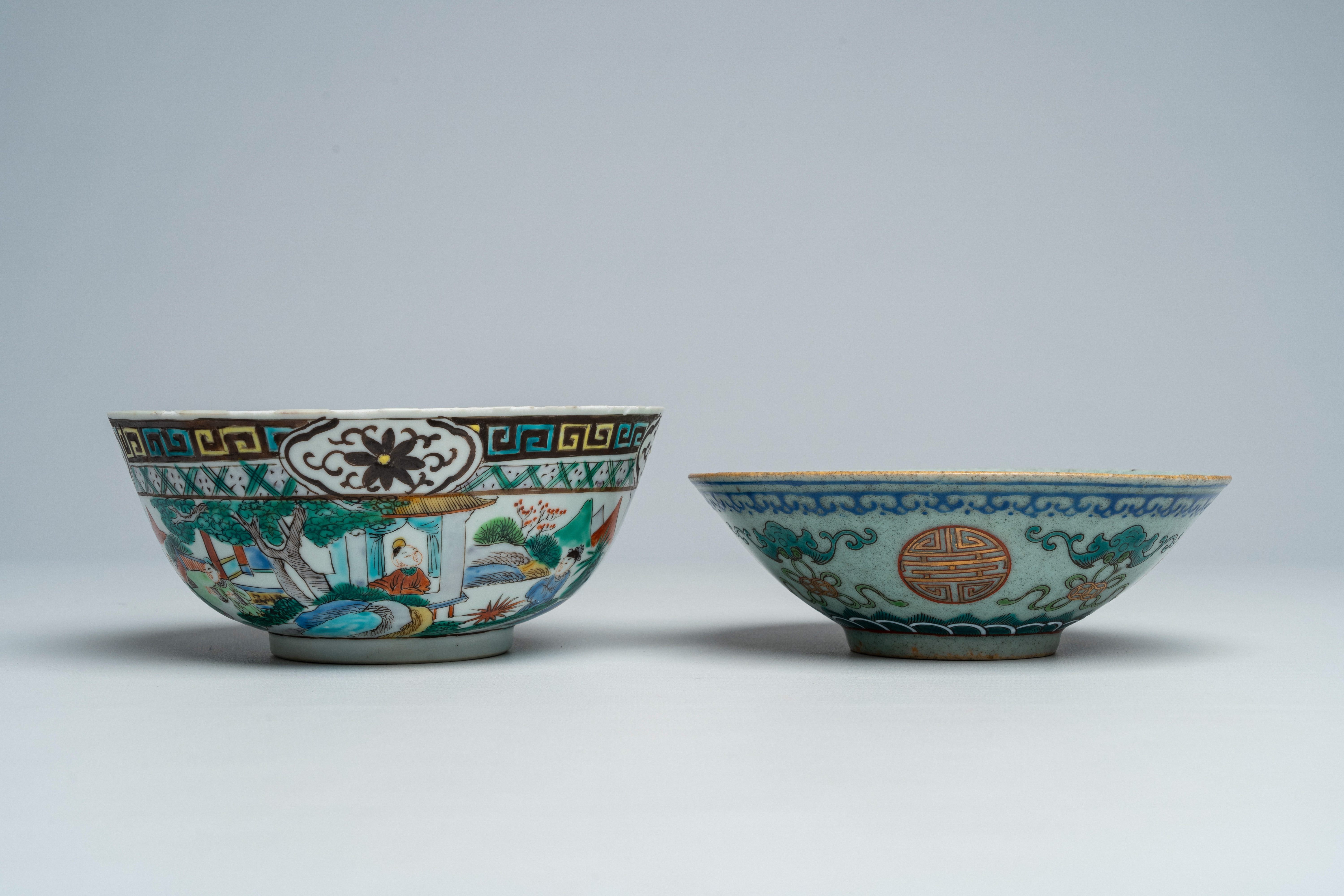 Two Chinese famille verte bowls with figures in a landscape and 'Shou', 19th C. - Bild 4 aus 8
