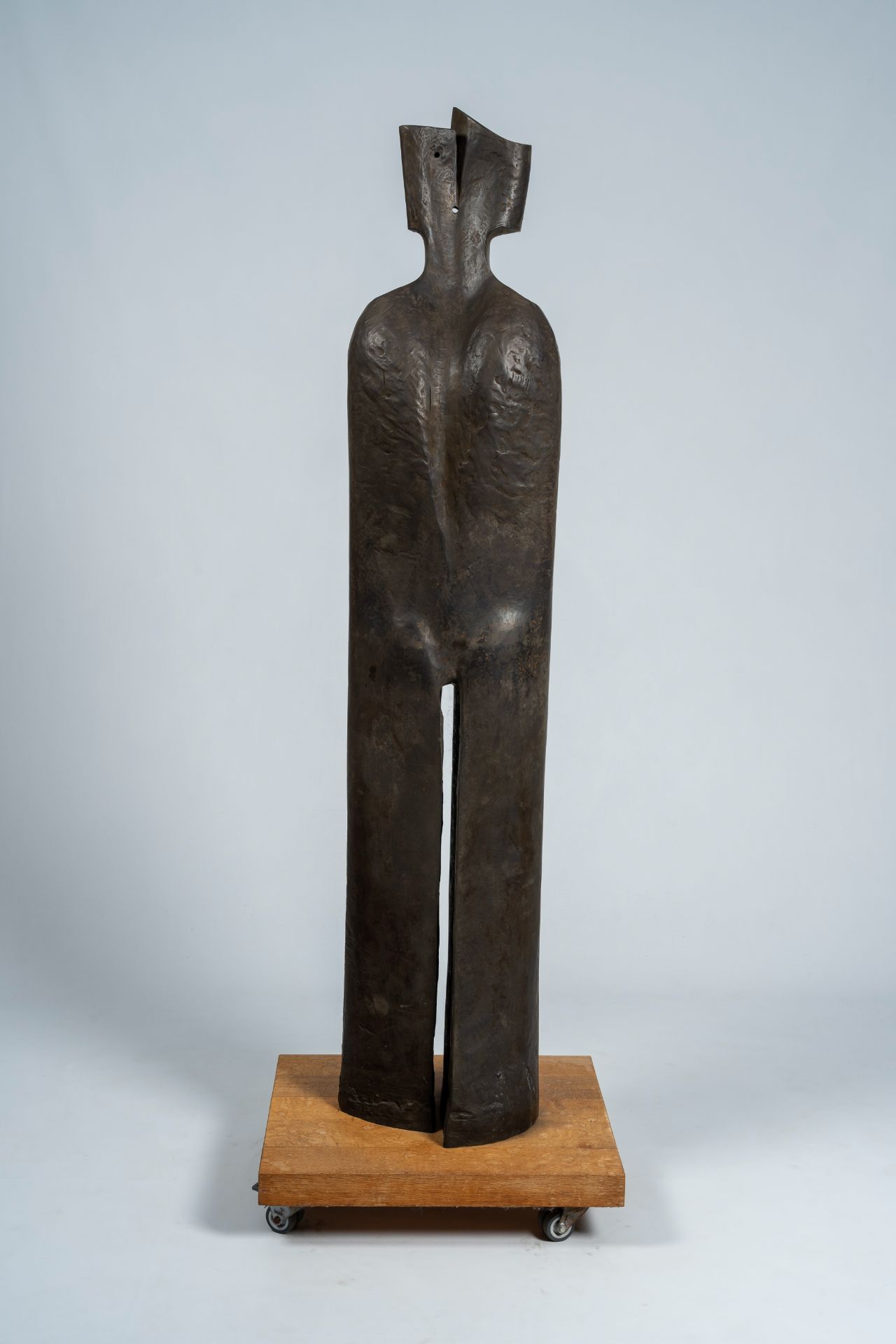 Jacques Tenenhaus (1947): 'The walking man', steel patinated bronze, foundry Landowski, ed. 1/8, dat - Image 5 of 9