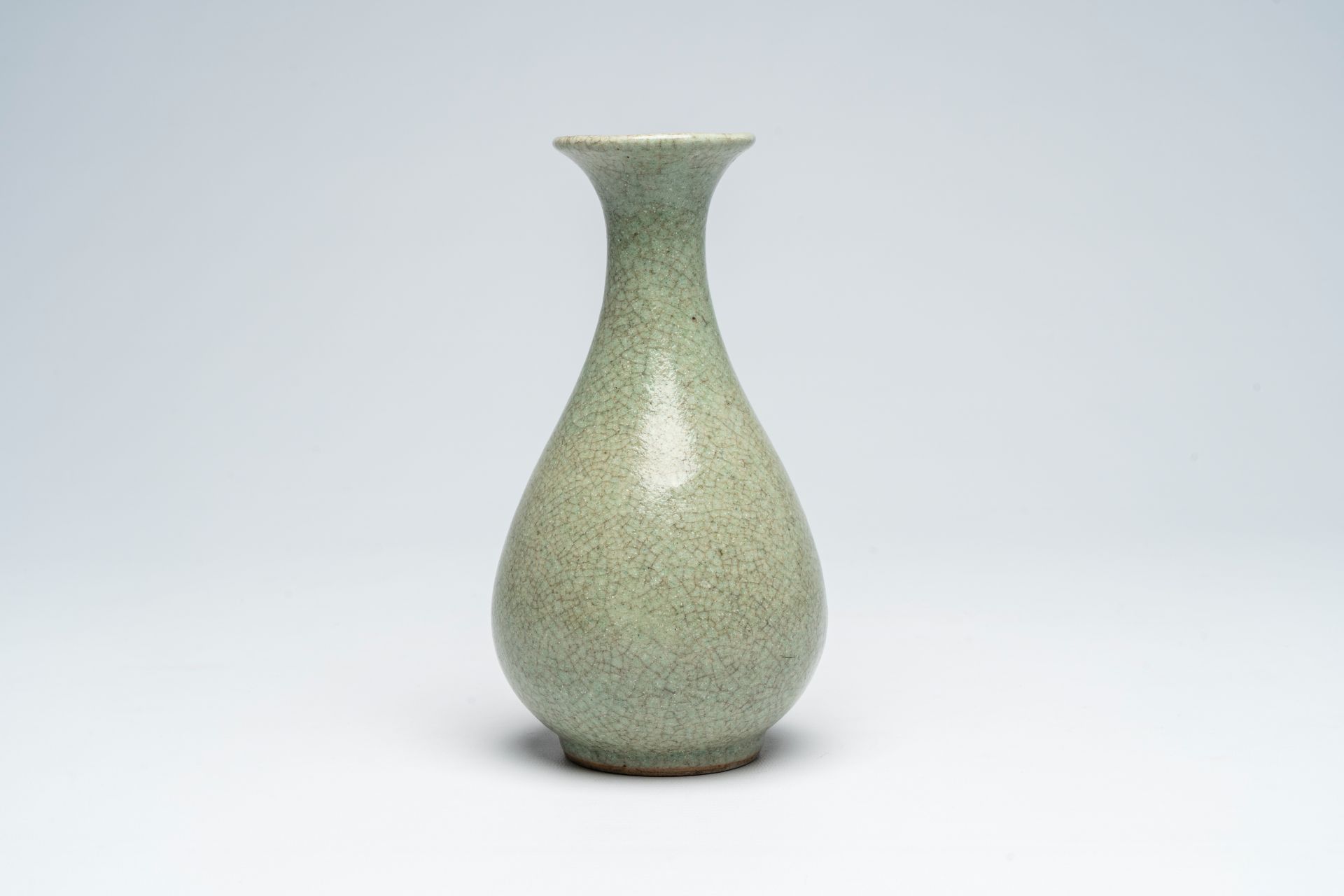 A Chinese monochrome crackle-glazed 'yuhuchunping' vase, 19th/20th C. - Image 4 of 6