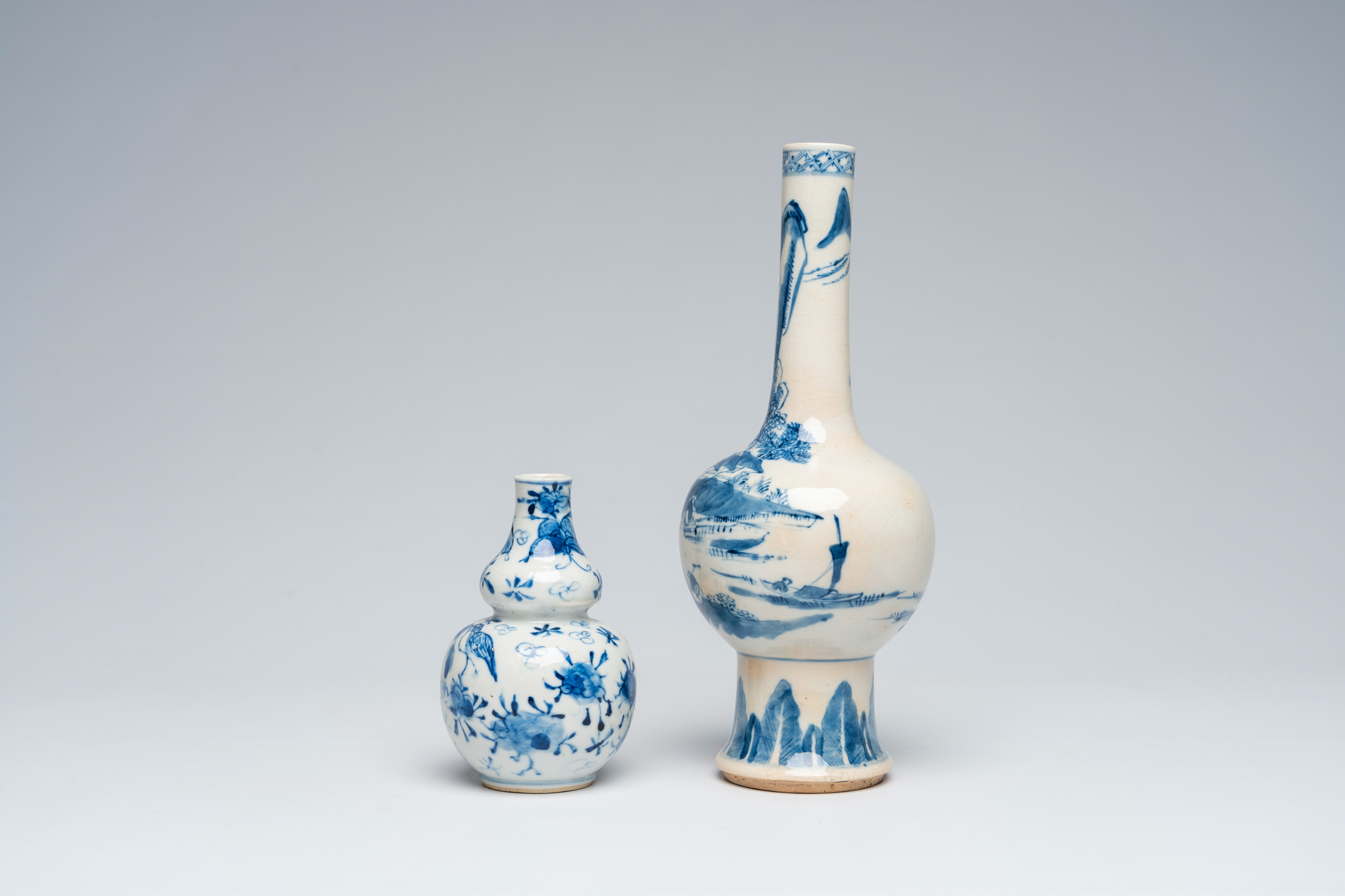 Two Chinese blue and white vases with an animated landscape and floral design, 18th/19th C. - Bild 2 aus 7