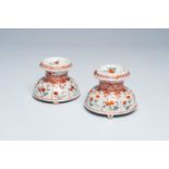 A pair of Japanese Kakiemon style salts with floral design, Edo, 17th/18th C.