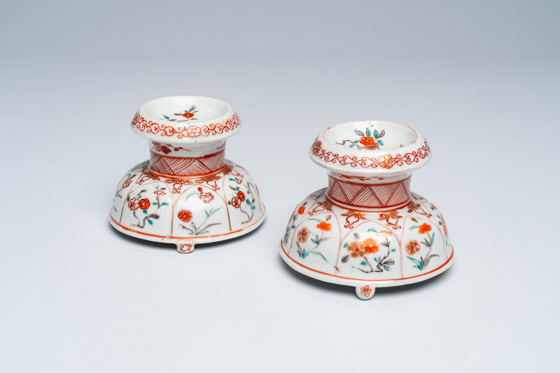 A pair of Japanese Kakiemon style salts with floral design, Edo, 17th/18th C.