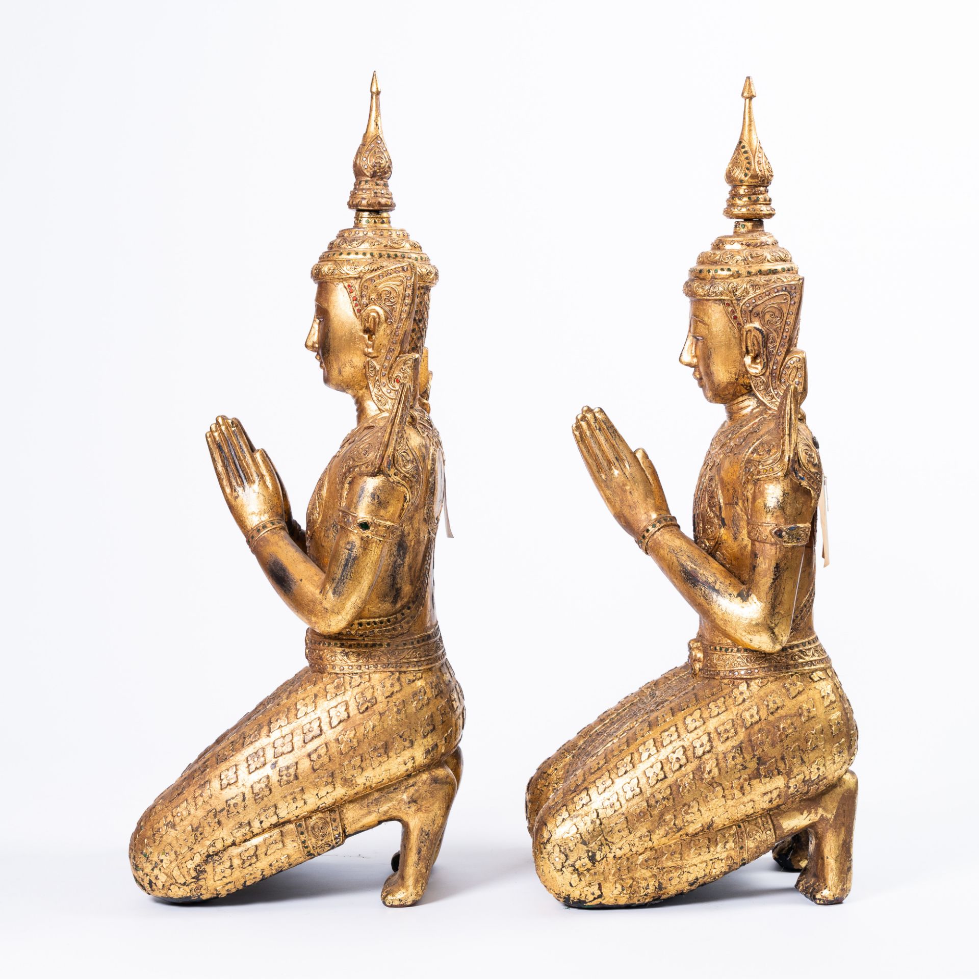 A pair of tall inlaid gilt wood figures of a kneeling Buddha, Thailand, 20th C. - Image 4 of 15