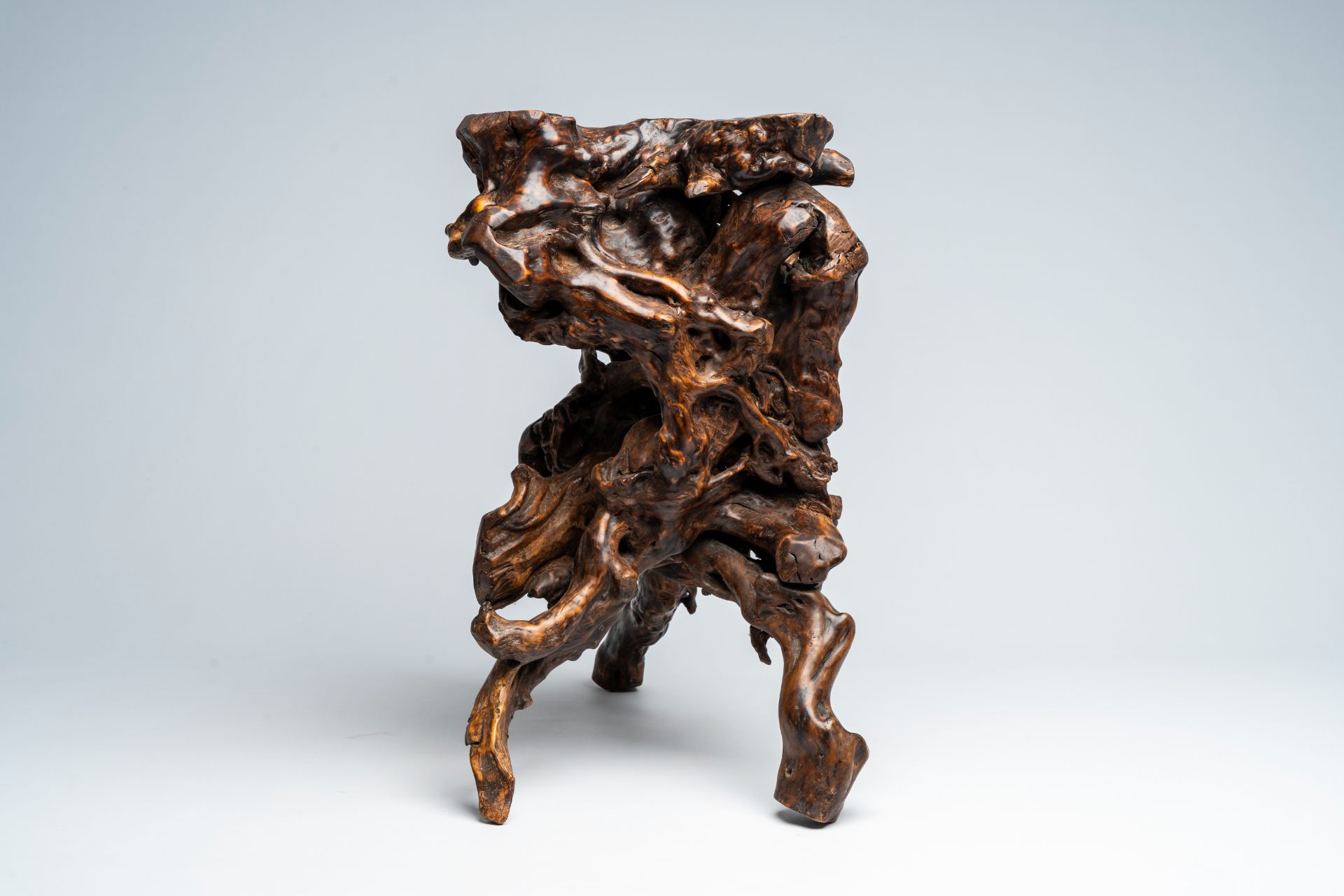 A Chinese rootwood pedestal, 19th/20th C. - Image 2 of 10