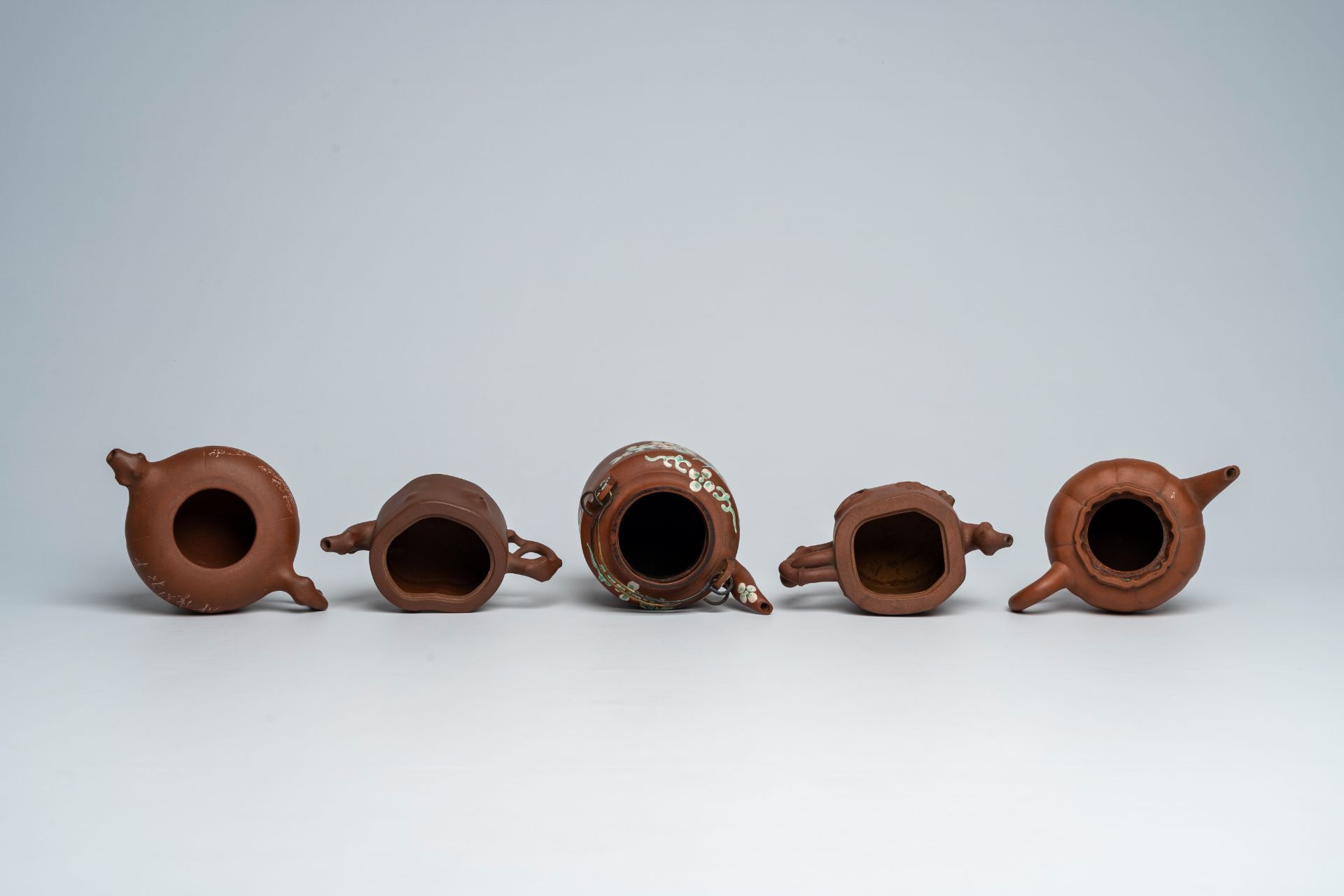 Five Chinese Yixing stoneware teapots and covers with floral and relief design, 19th/20th C. - Bild 6 aus 9