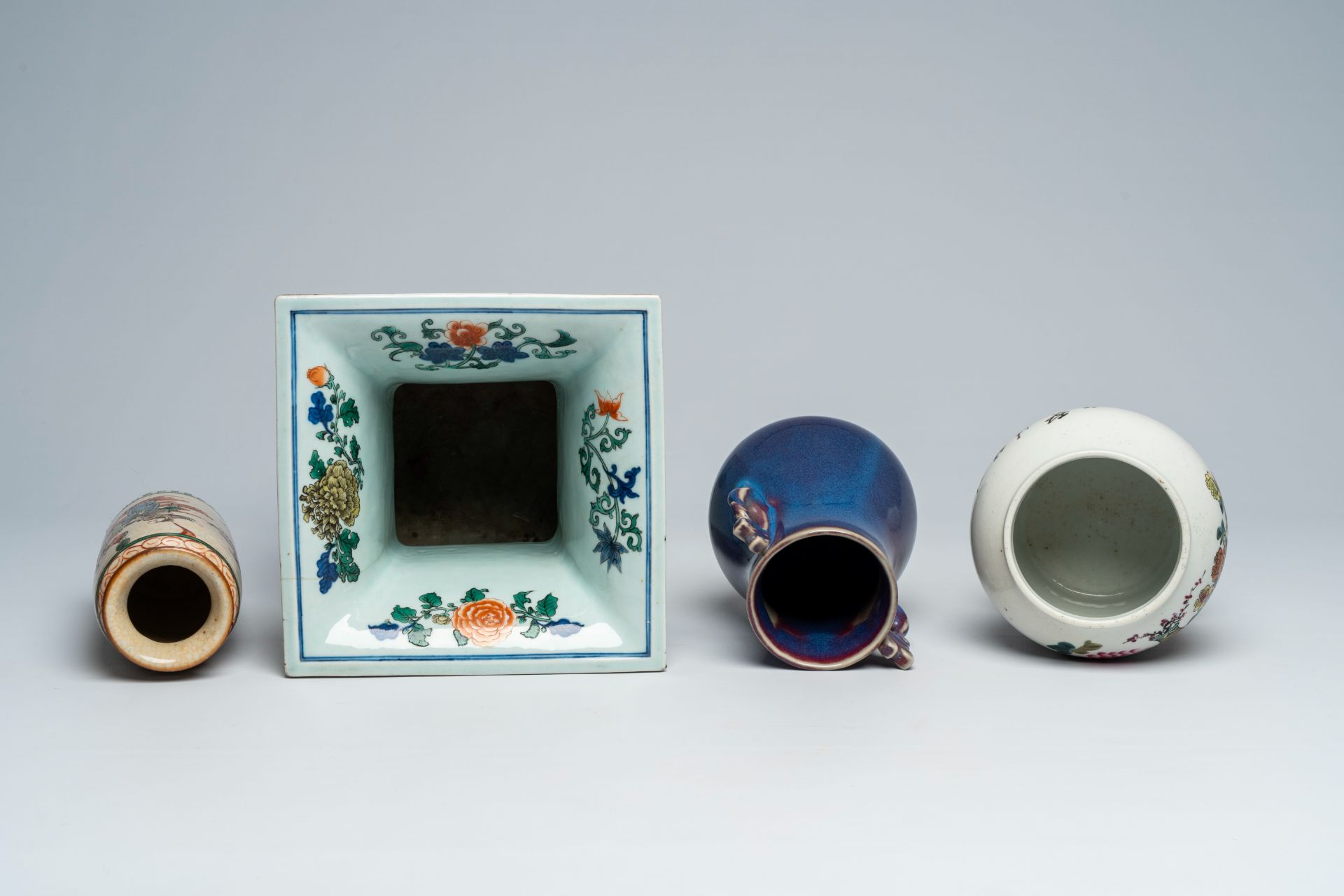 Four various Chinese polychrome and monochrome vases, 19th/20th C. - Image 6 of 8