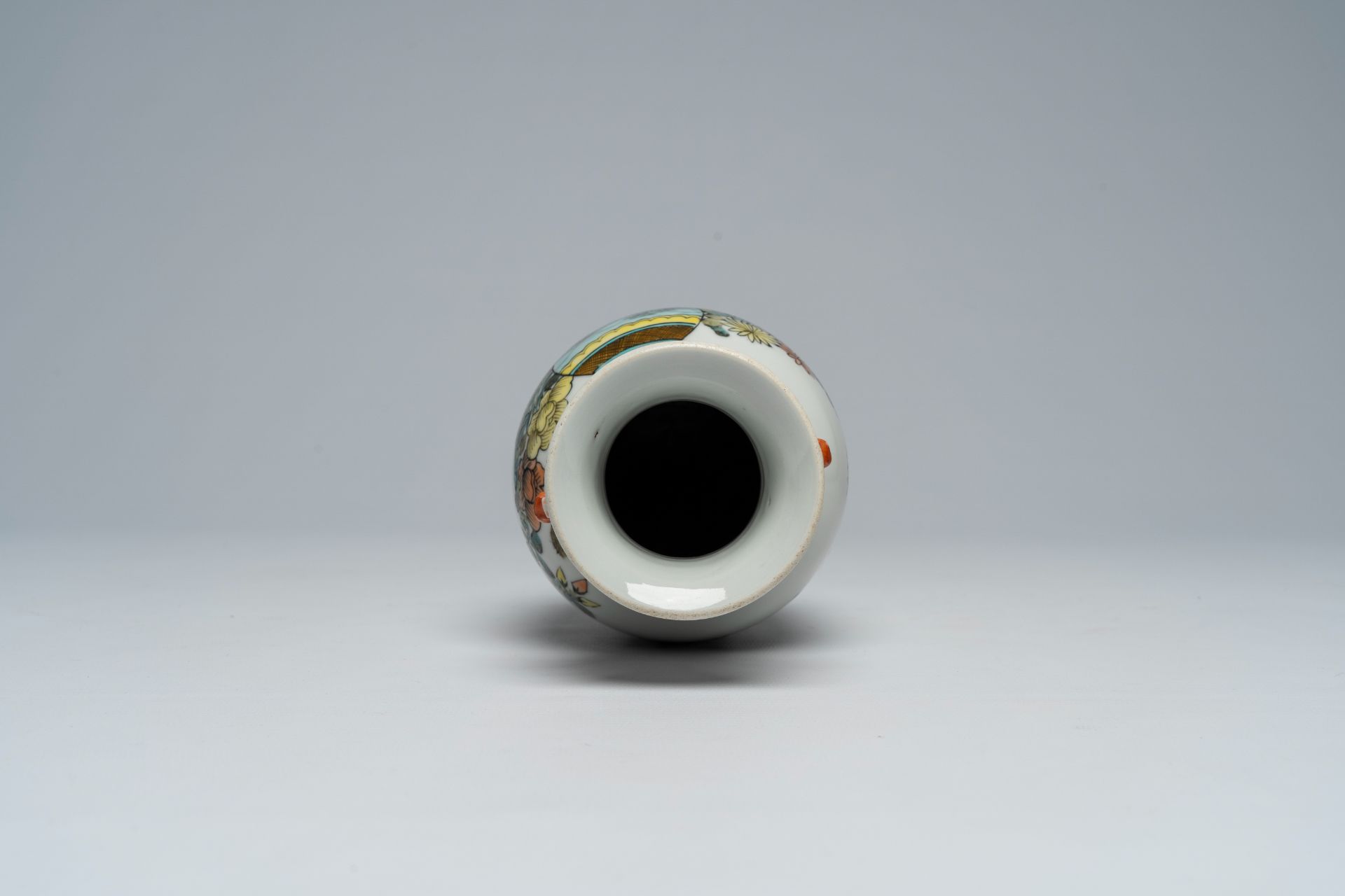 A Chinese qianjiang cai 'antiquities' vase, 19th/20th C. - Image 5 of 6