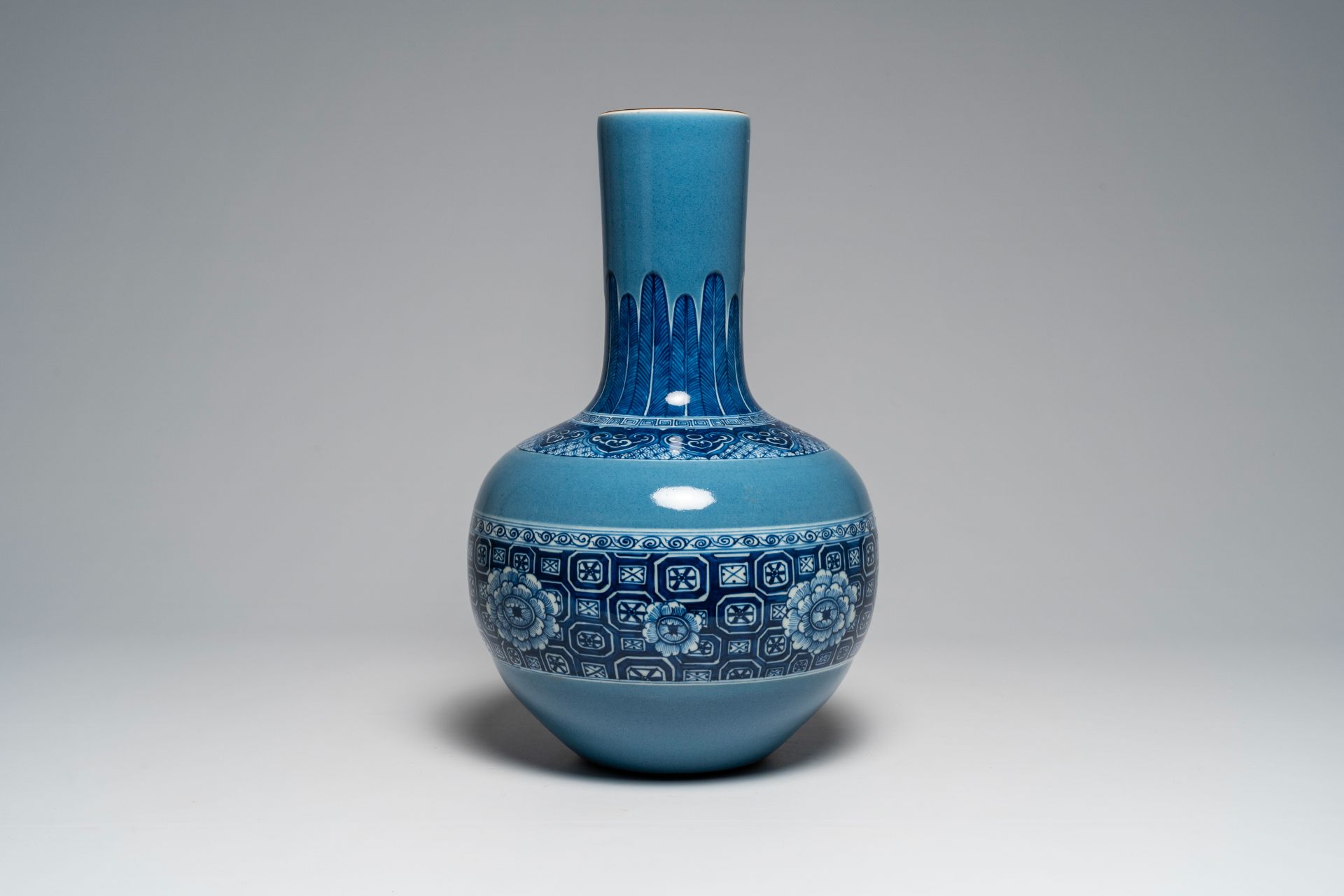 A Chinese lavender blue ground blue and white 'tianqiu ping' vase, Qianlong mark, 19th/20th C. - Image 3 of 6