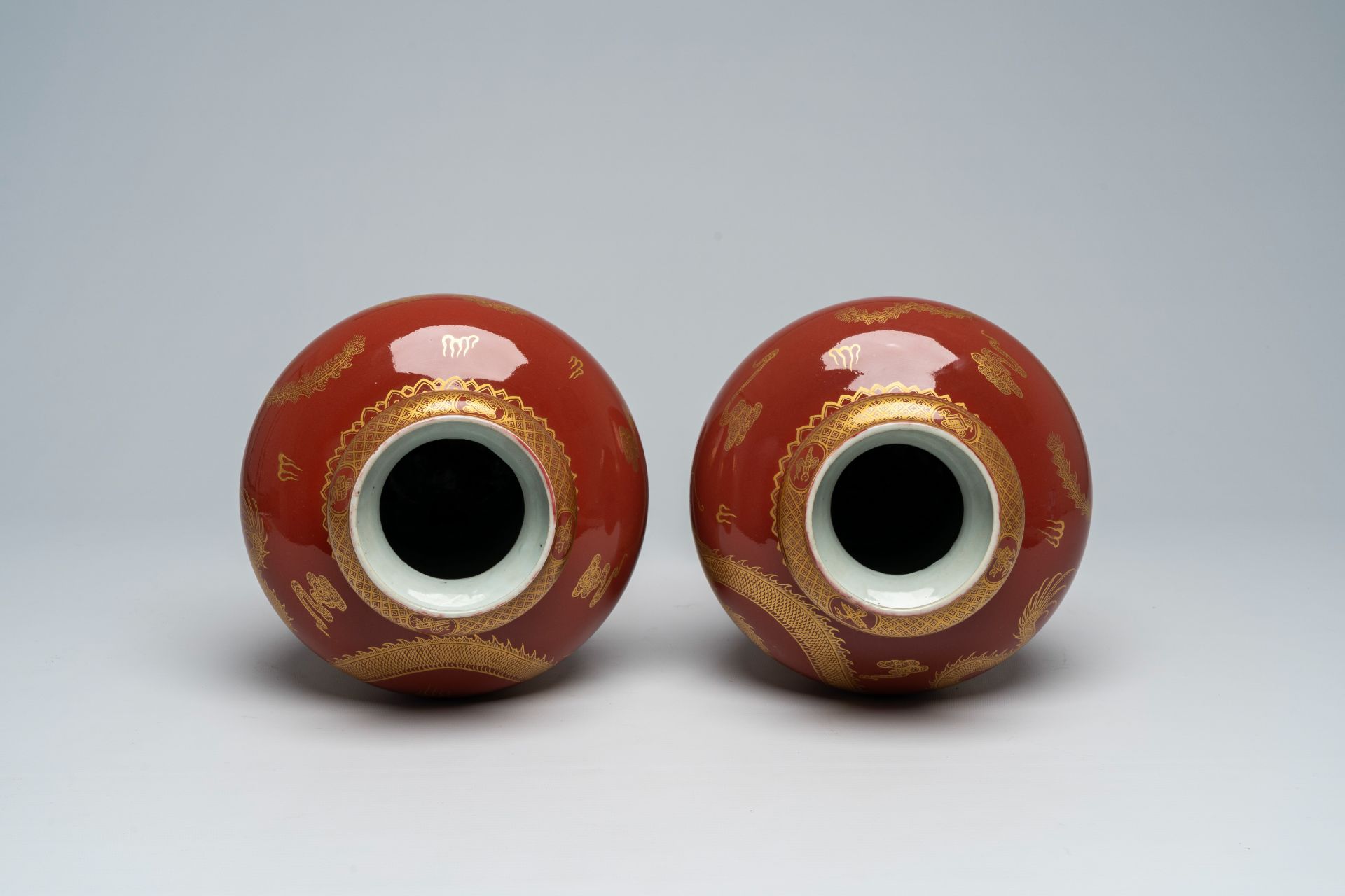 A pair of Chinese monochrome red vases with a gilt 'dragon and phoenix' design, 19th/20th C. - Image 4 of 5