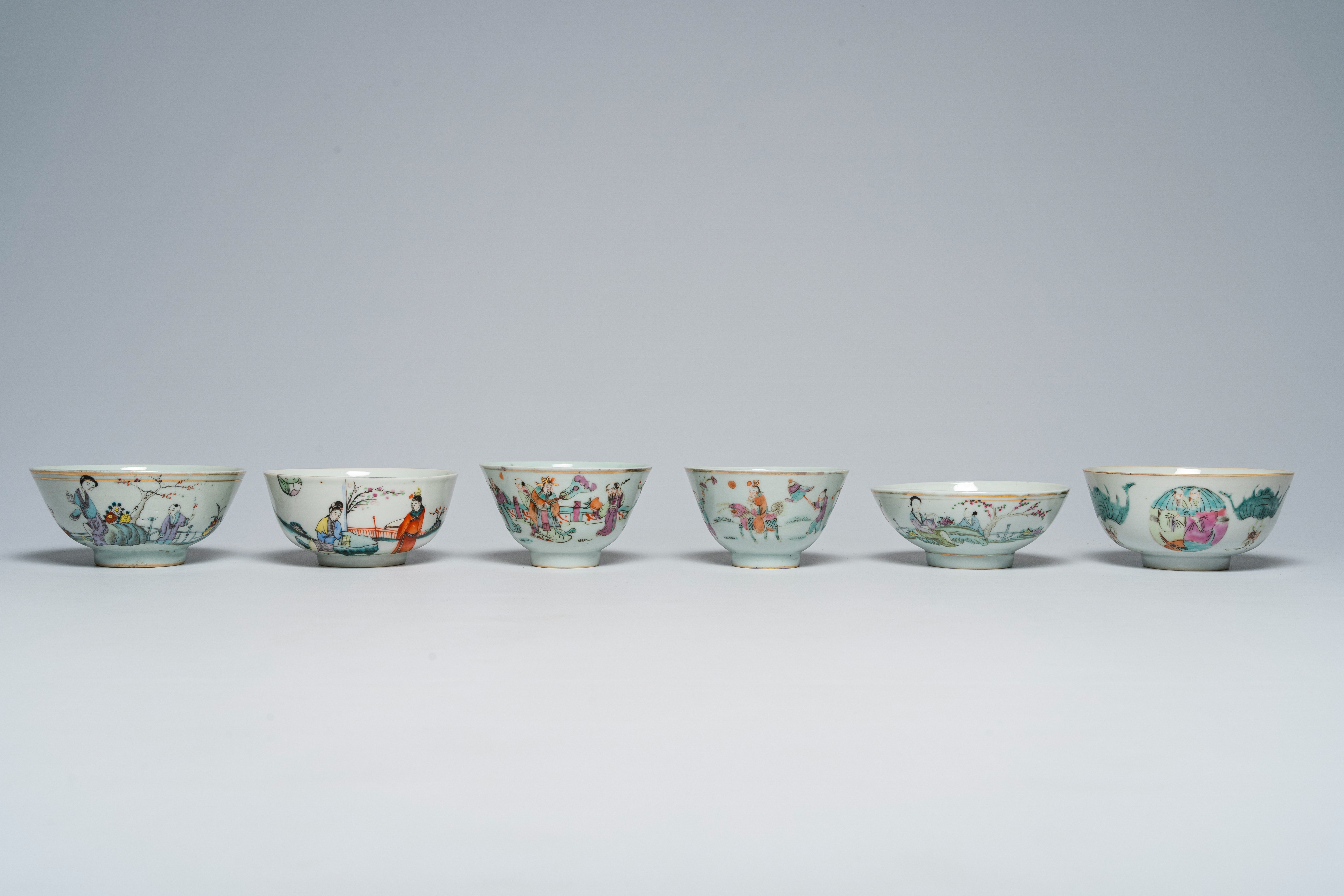 A varied collection of Chinese famille rose bowls, 19th/20th C. - Bild 2 aus 13