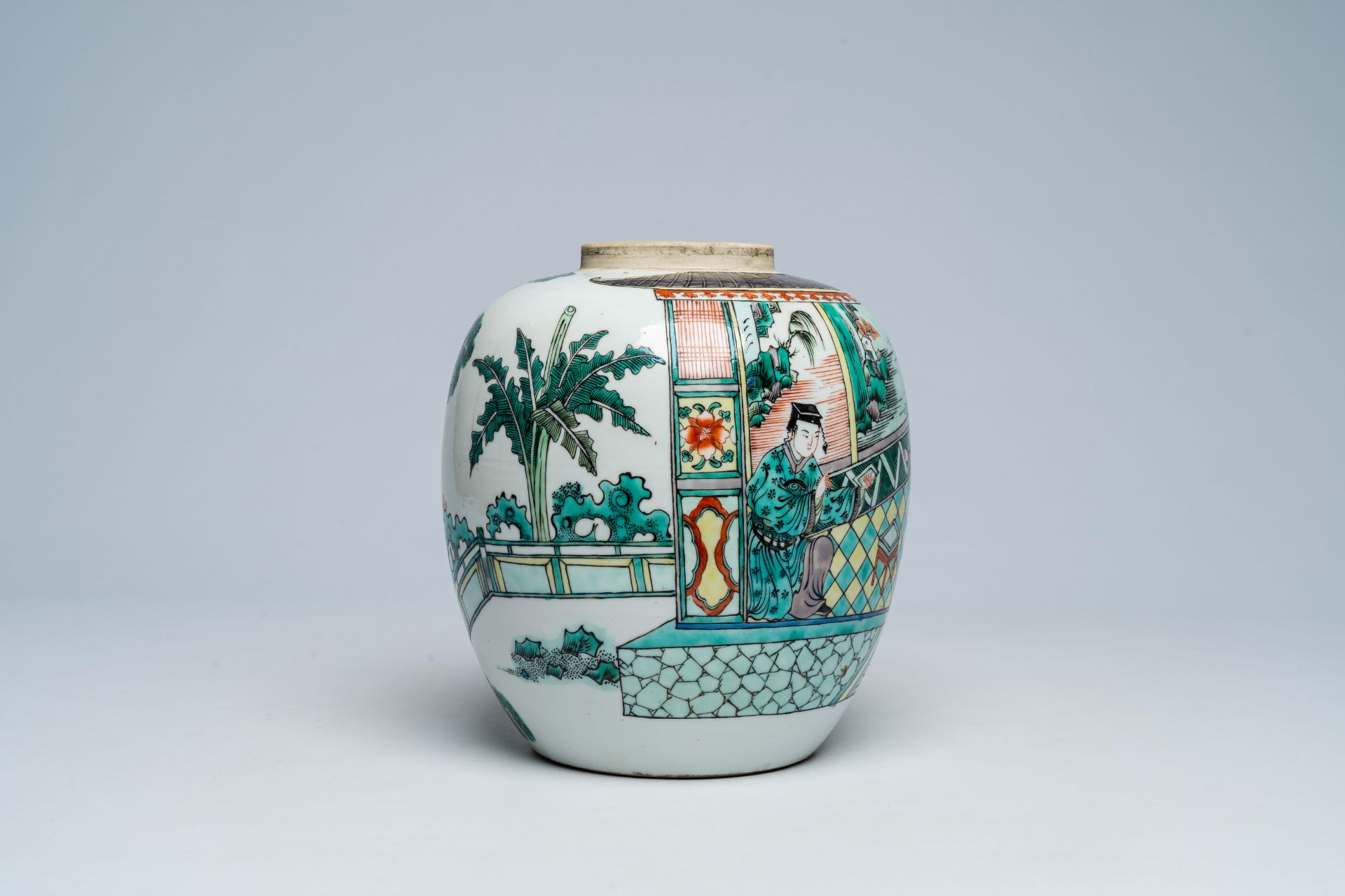 A Chinese famille verte jar with an animated palace scene and a silver-plated cover, 19th C. - Image 5 of 7