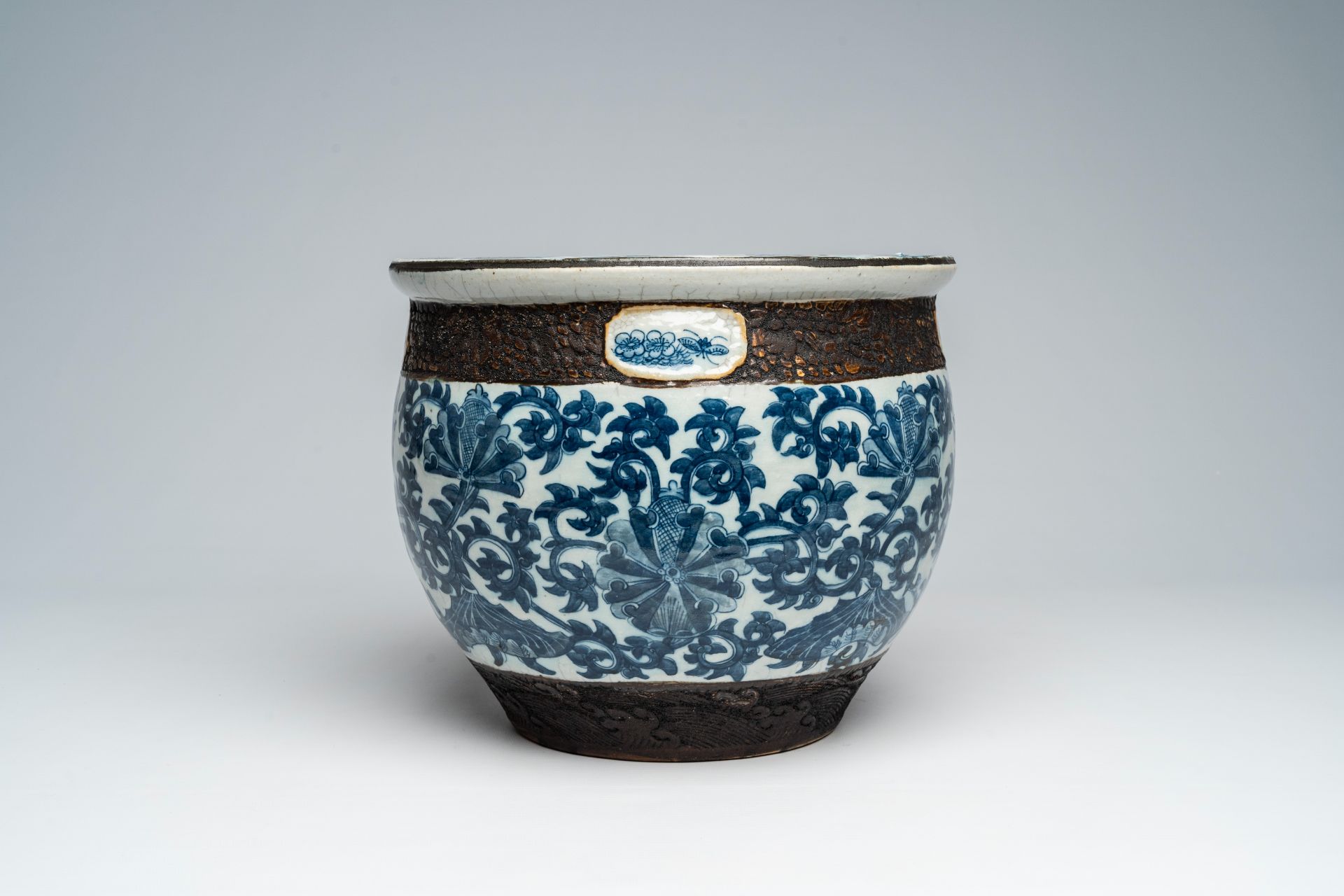 A Chinese Nanking craquelÃ© blue and white jardiniÃ¨re with floral design, 19th C. - Image 2 of 7