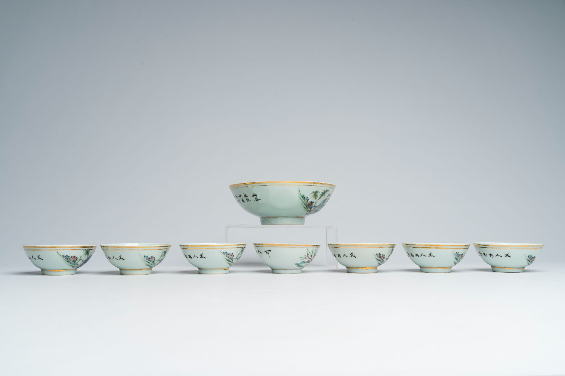 A varied collection of Chinese qianjiang cai and famille rose bowls with floral design and figures i - Image 4 of 14